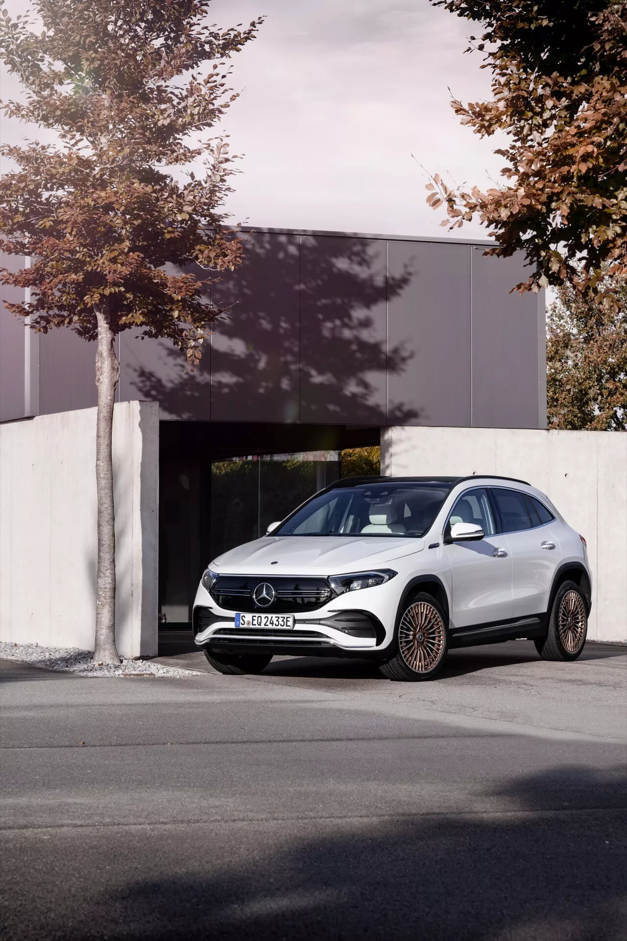 SUV eléctrico Mercedes-Benz EQA 243 del año 2021 en color gris, vista lateral