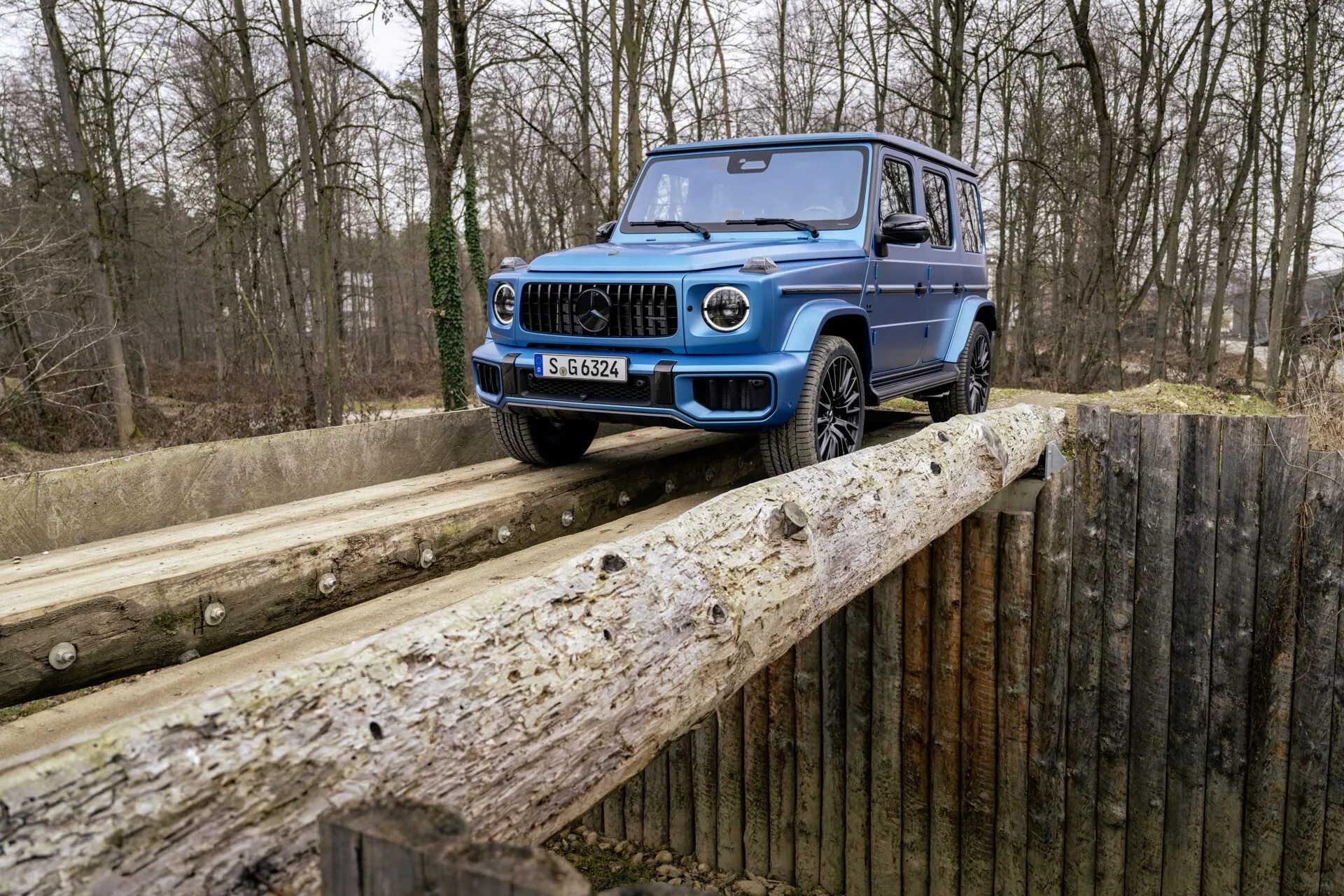 Mercedes-Benz Clase G modelo 465 del 2024 mostrando su diseño elegante y características avanzadas