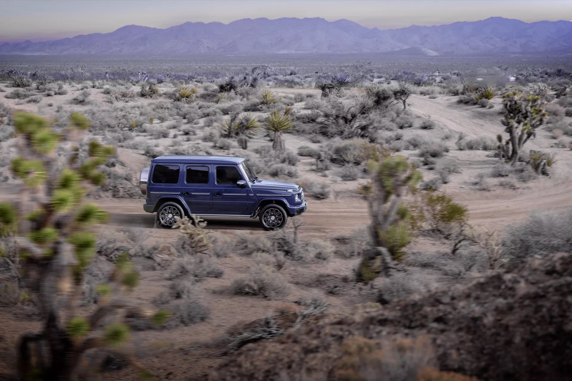 Un elegante modelo 2024 Mercedes-Benz Clase G 465 en alta resolución, mostrando su lujoso diseño y características avanzadas