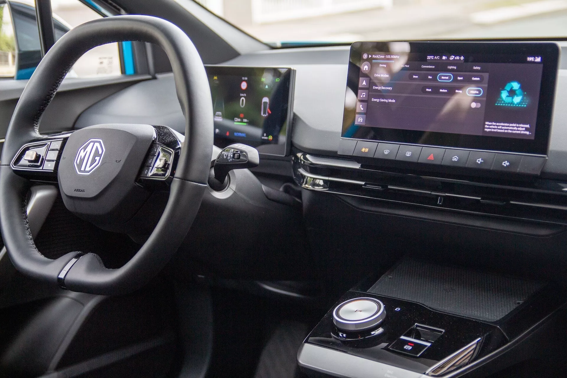 Vista detallada del interior del MG MG4 2022, destacando el volante con controles, tablero digital y sistema de infoentretenimiento de pantalla ancha en una configuración de conducción por el lado derecho