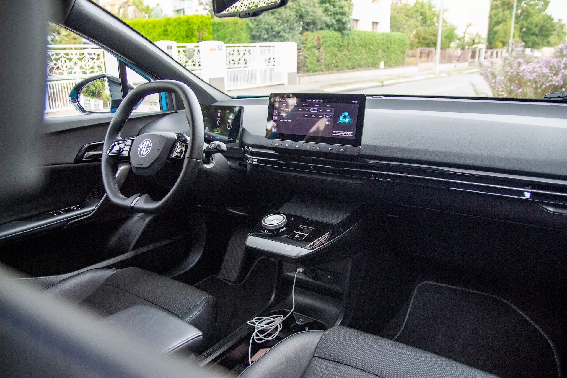 Vista interior del MG MG4 2022 desde el lado del pasajero destacando el tablero estilo cabina, pantallas digitales y características de diseño premium