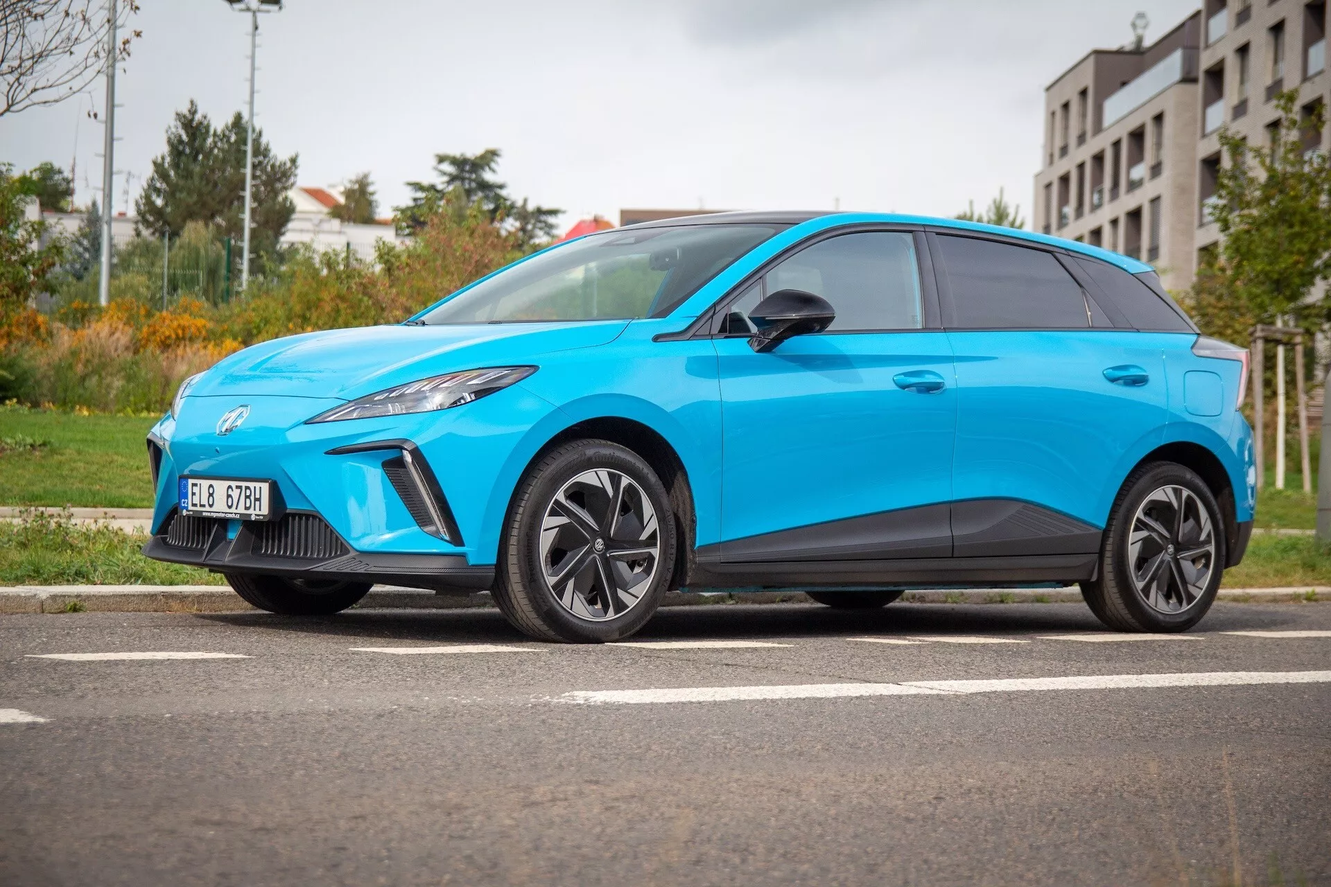 Hatchback eléctrico MG MG4 2022 en azul brillante, mostrando su postura deportiva, perfil aerodinámico y faro delantero izquierdo LED desde un ángulo lateral bajo
