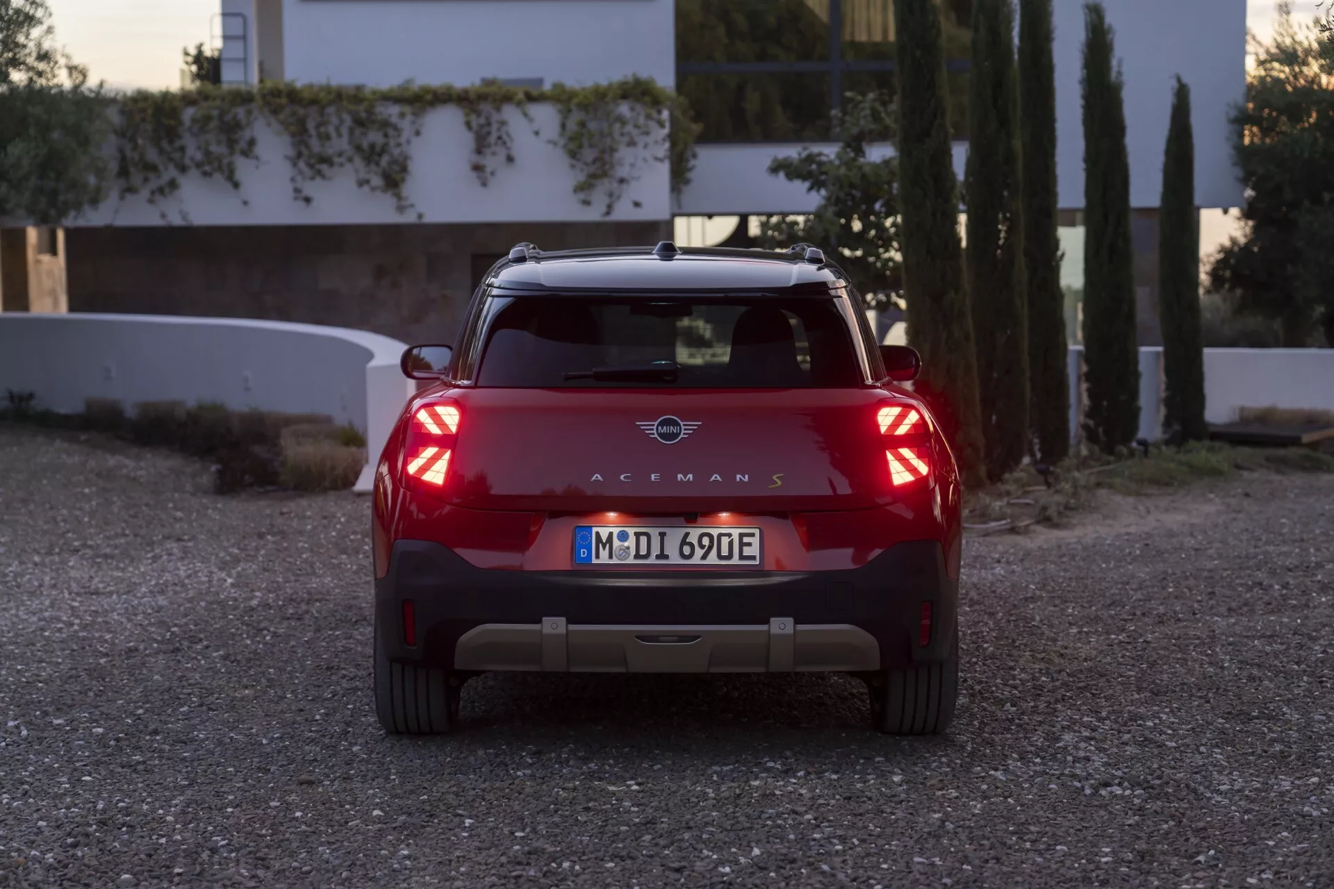 Mini Aceman 2024 (J05) mostrando su diseño elegante y características innovadoras