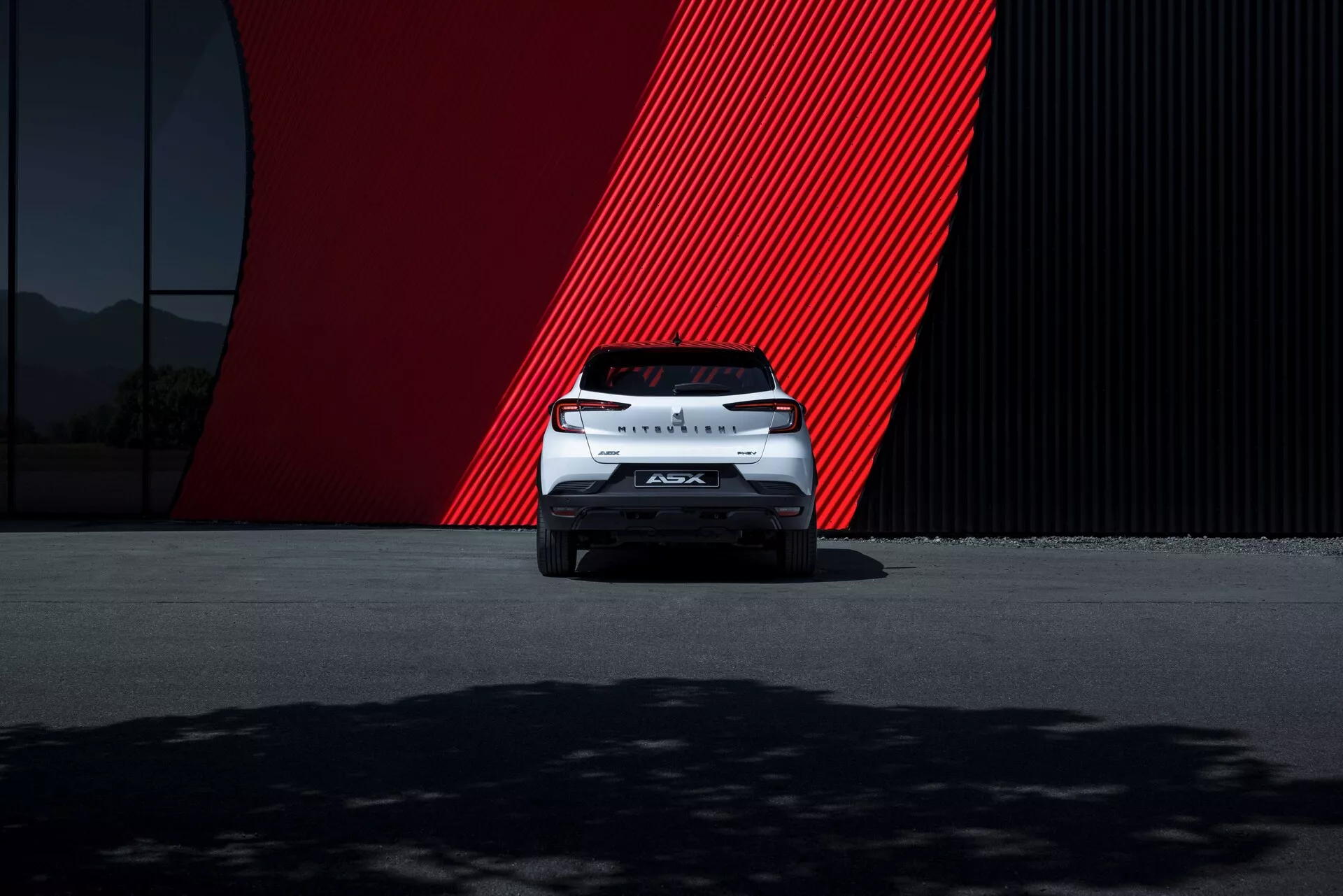 Vista lateral del Mitsubishi ASX 2023 de segunda generación, que muestra su diseño elegante, faros LED modernos y llantas de aleación con estilo.