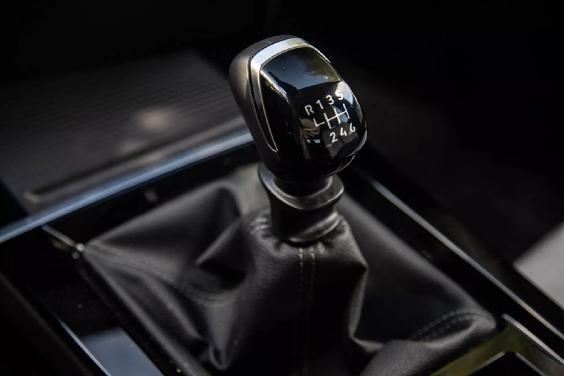 Vista cercana de la palanca de cambios manual de 6 velocidades con reversa de un Opel Astra 2022, mostrando el detalle del pomo y el área circundante