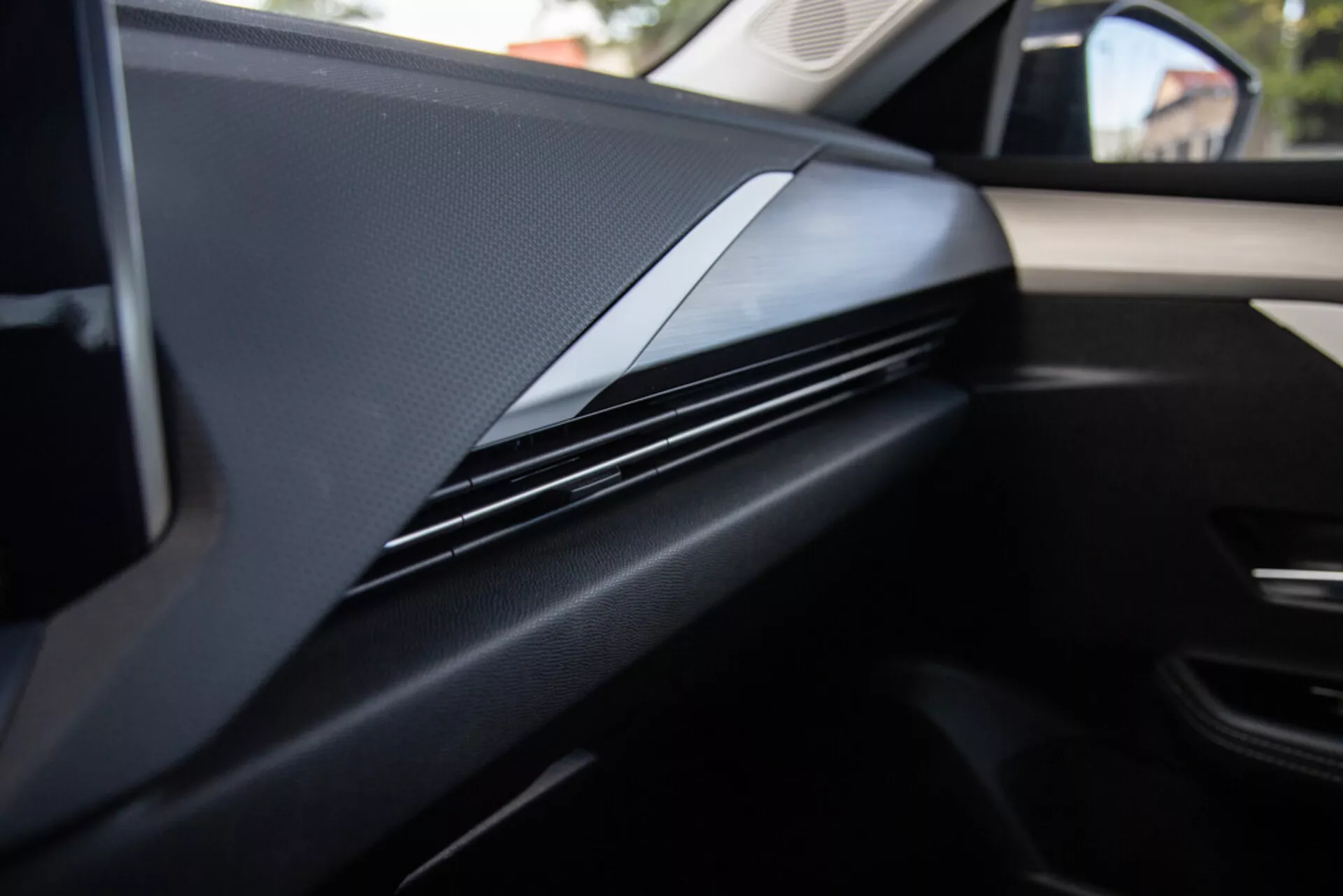 Opel Astra 2022 en movimiento, mostrando su diseño elegante y características tecnológicas innovadoras