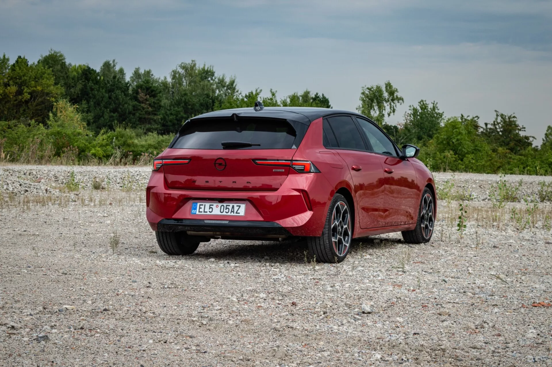 Vista exterior del Opel Astra 2022 destacando su diseño elegante y características modernas