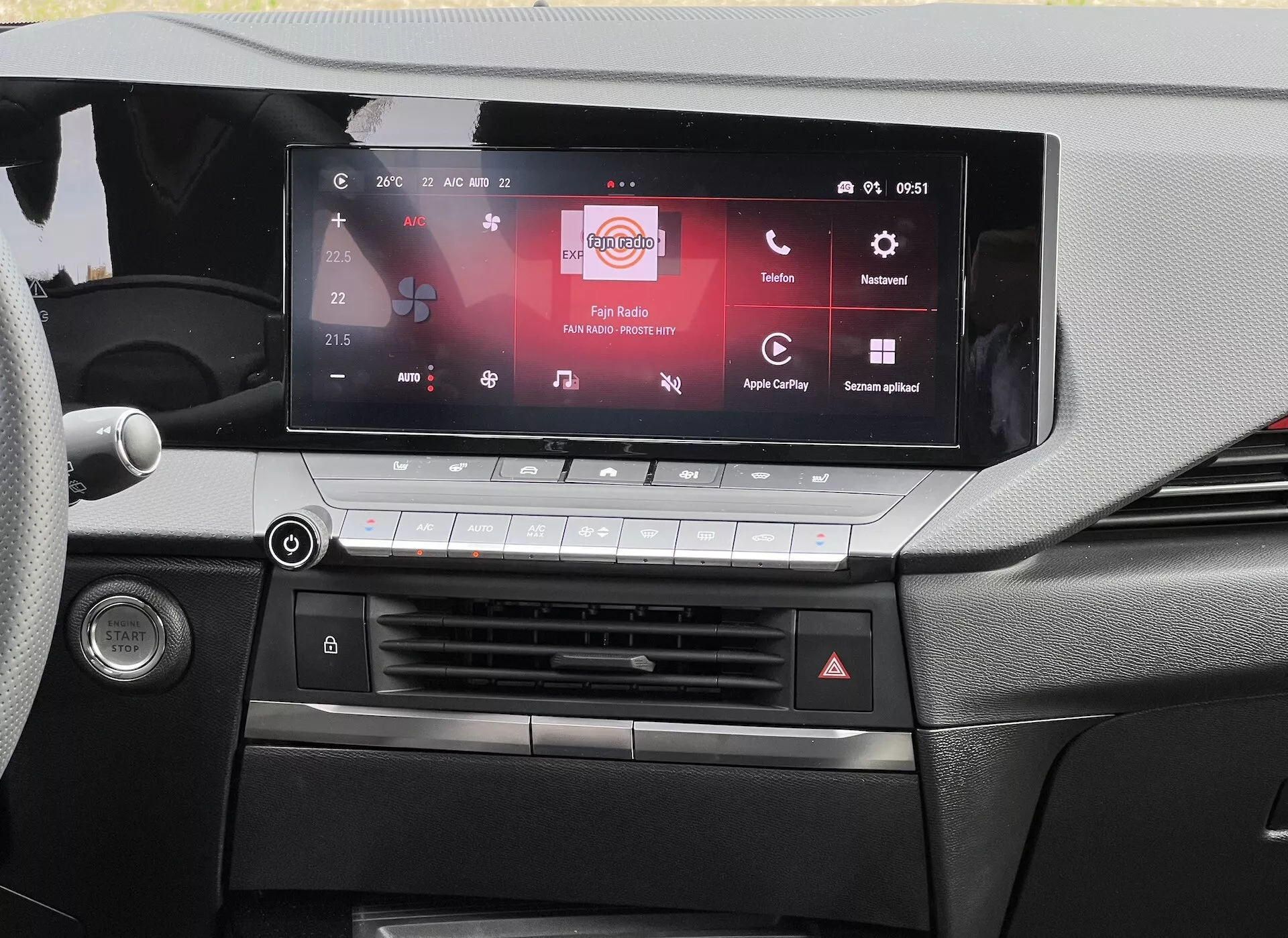 Vista del tablero del Opel Astra 2022 destacando la pantalla táctil del sistema de infoentretenimiento compatible con Apple CarPlay y Android Auto, sistema de control climático y diseño detallado de la cabina