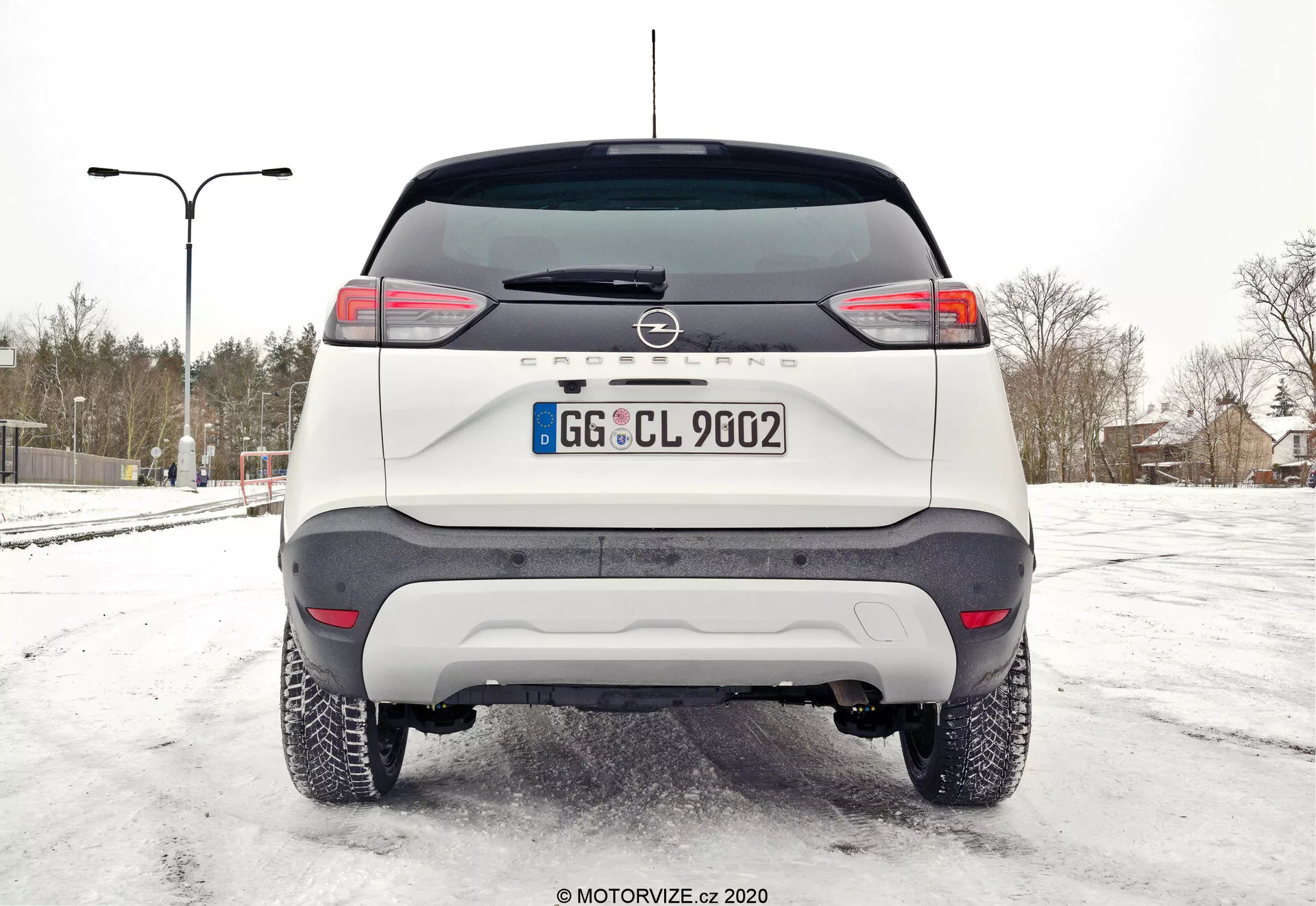 Vista lateral del Opel Crossland 1.2 de 2021 en un entorno urbano llamativo, mostrando su diseño elegante y características modernas