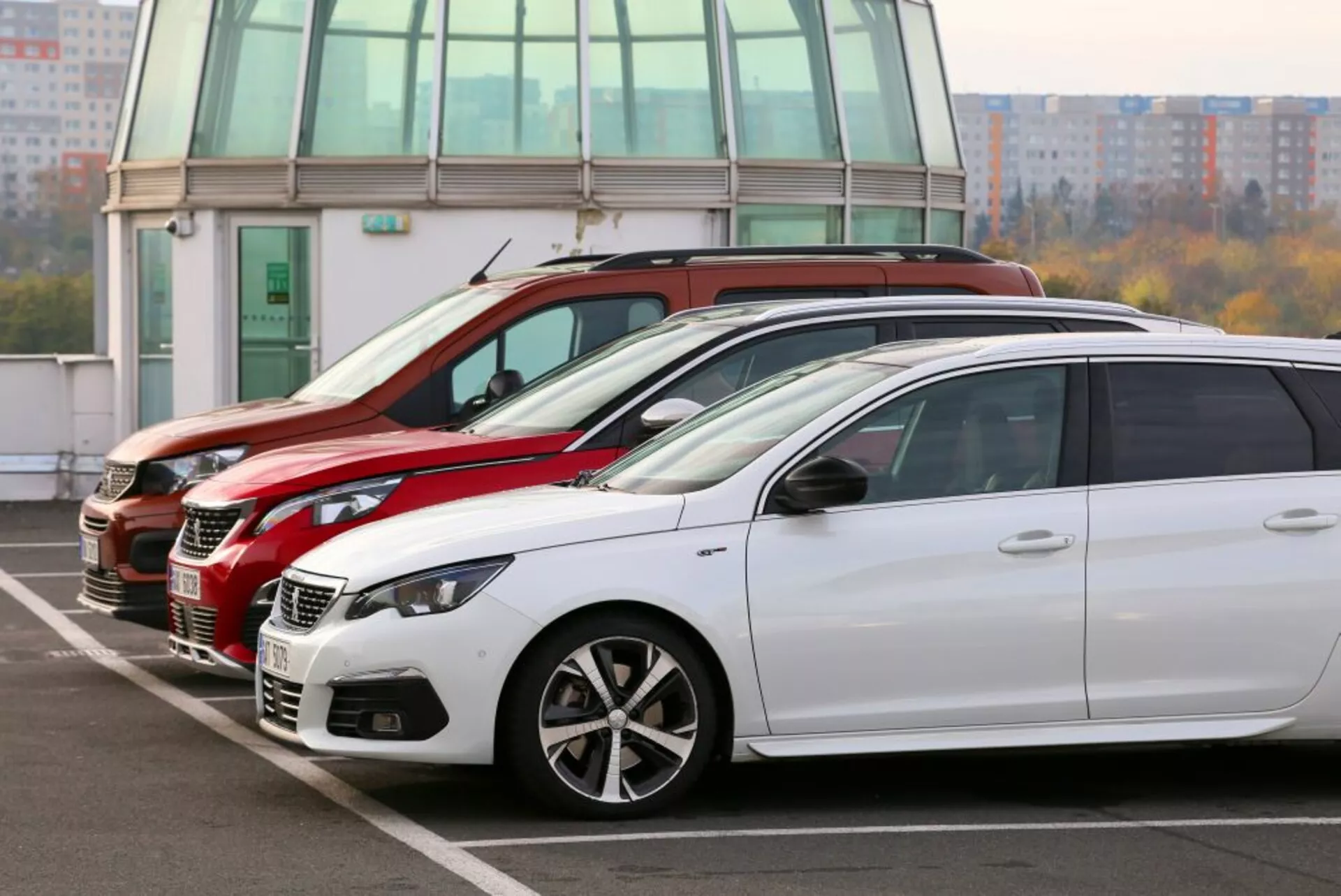 Peugeot 3008 modelo 2016 con diseño elegante en plata, techo panorámico y faros LED