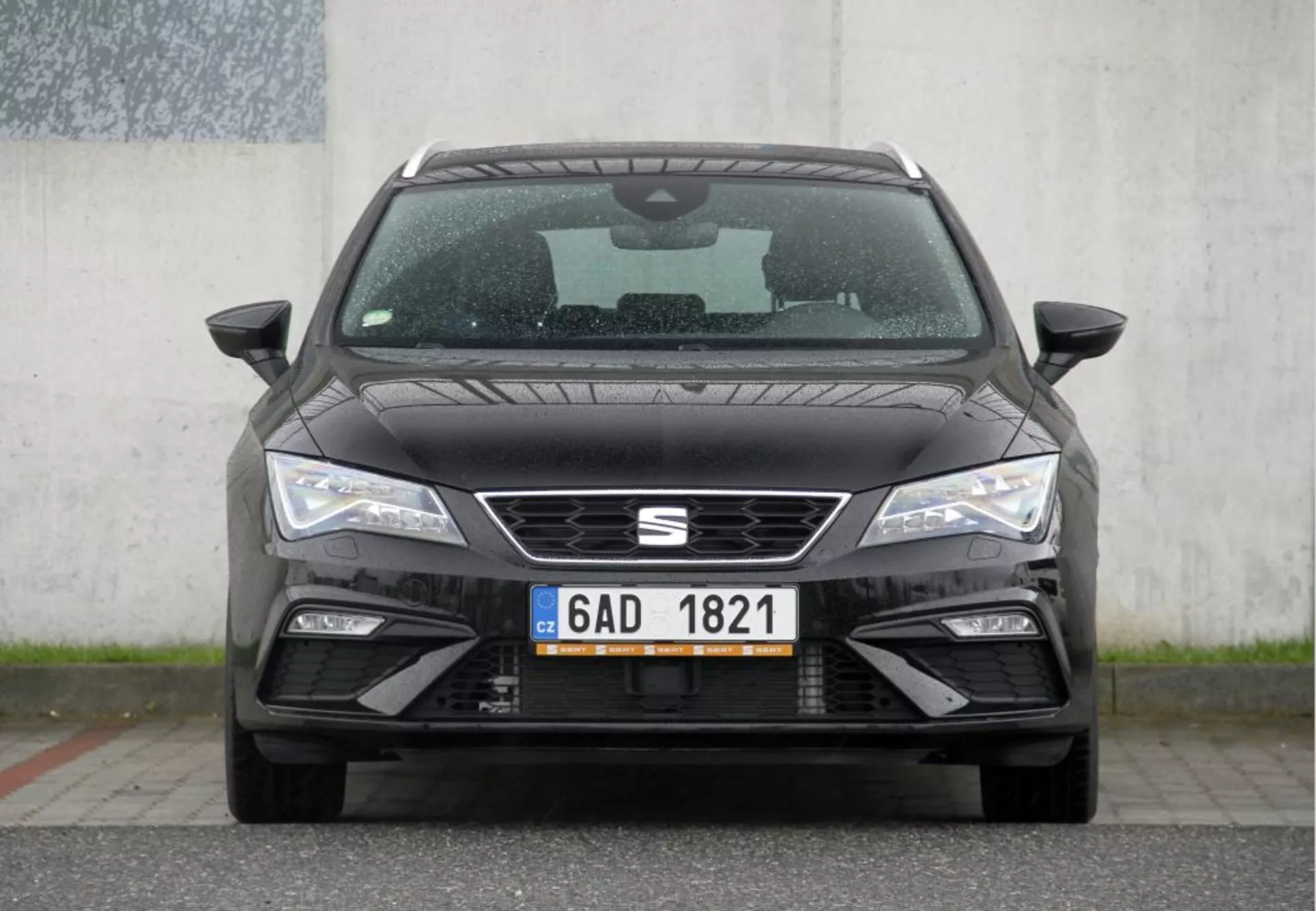 Vista frontal de un Peugeot 308 SW de 2013 mostrando la distintiva parrilla frontal, faros LED afilados y el elegante parachoques delantero con entradas de aire