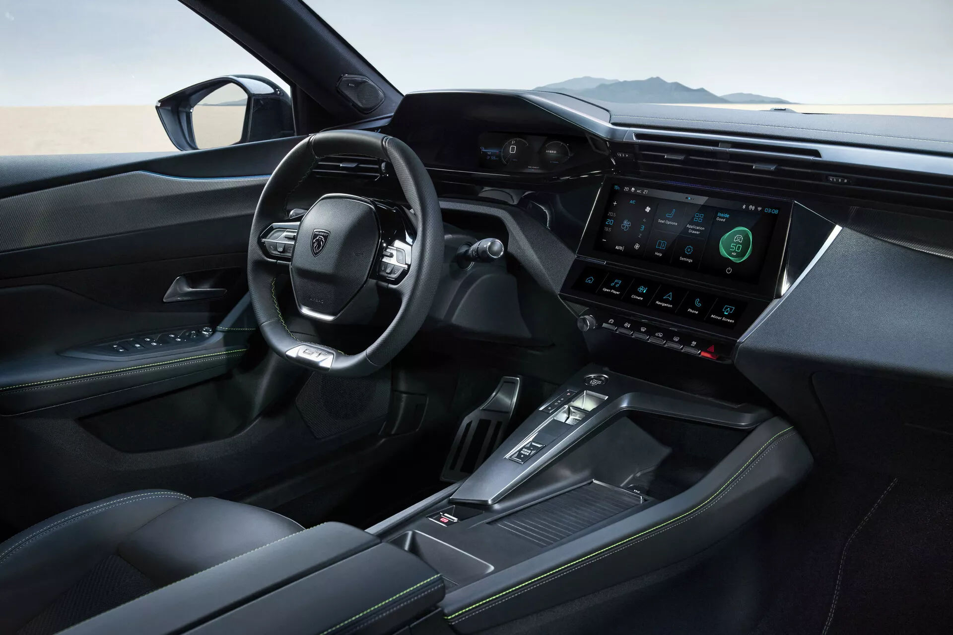 Vista interior del Peugeot 408 de 2023 centrada en la lujosa cabina frontal que presenta una pantalla de tablero digital, volante multifuncional, consola central elegante con cambio electrónico, asientos de cuero cómodos y sistemas avanzados de asistencia al conductor.
