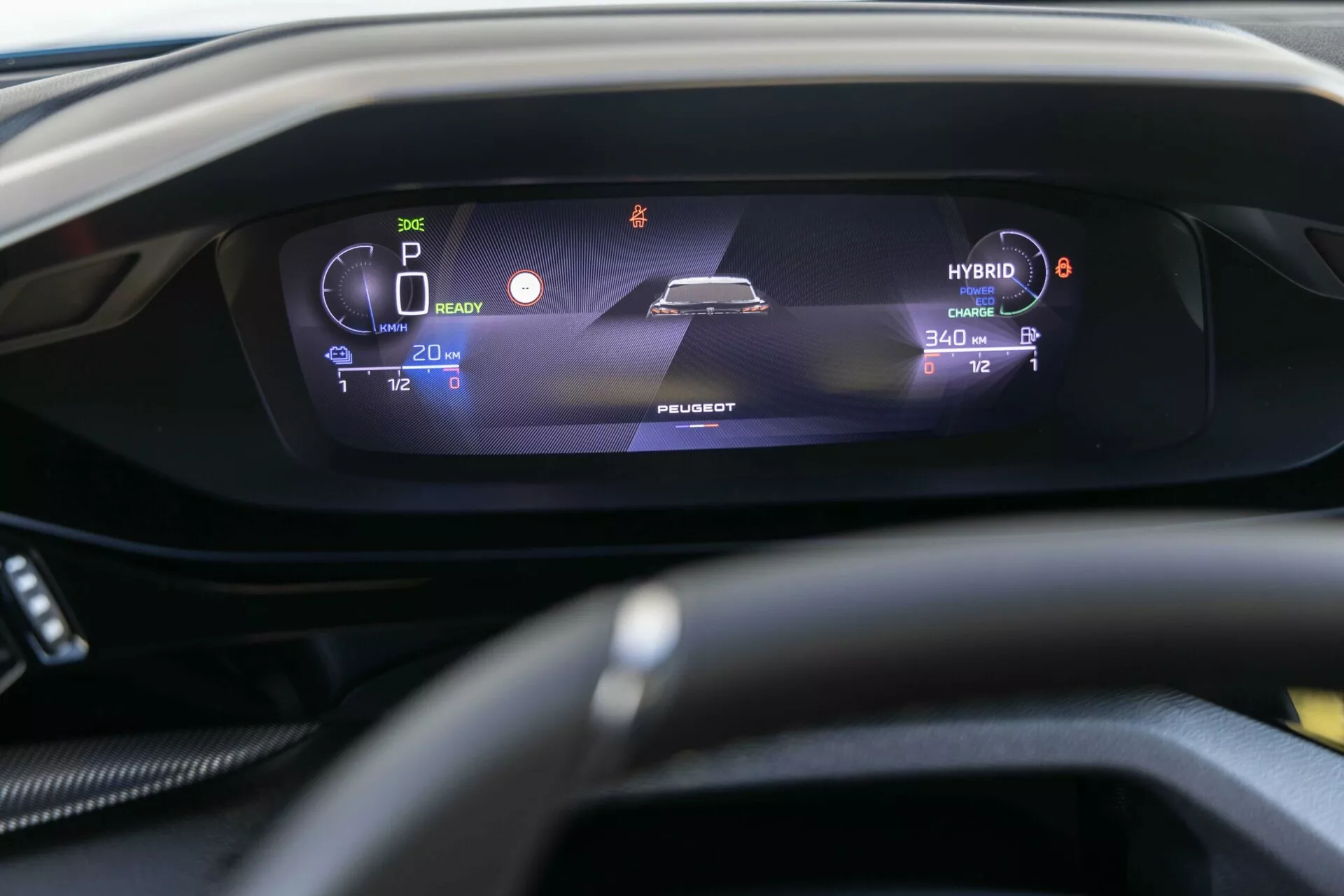 Vista interior detallada del Peugeot 408 2023 mostrando el cuadro de instrumentos digital desde la perspectiva del conductor, con indicadores híbridos como la palabra ‘HYBRID’, modo de estacionamiento, nivel de batería y rangos de conducción, centrado en la pantalla elegante e iluminada detrás del volante ligeramente desenfocado.