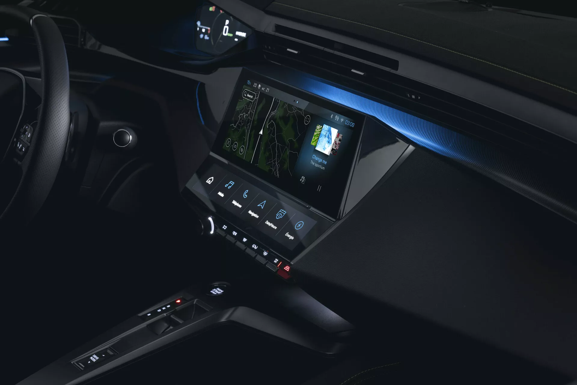 Vista detallada interior del Peugeot 408 2023 enfocando la consola central y el sistema de infoentretenimiento con iluminación ambiental y características tecnológicas avanzadas, vista desde el lado del pasajero.
