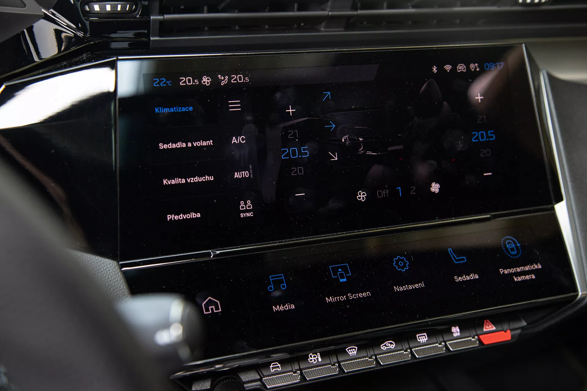 Consola central del Peugeot 408 2023 mostrando el sistema de infoentretenimiento táctil y la interfaz de control climático con configuraciones de temperatura y características avanzadas