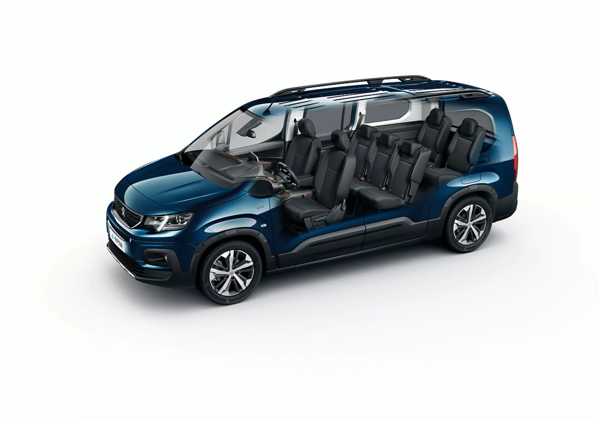 Vista aérea del minivan Peugeot Rifter 2018 mostrando el diseño exterior e interior, con pintura metálica azul brillante, faros LED con luces diurnas, ruedas de aleación de múltiples radios y una configuración de siete asientos con techo transparente.
