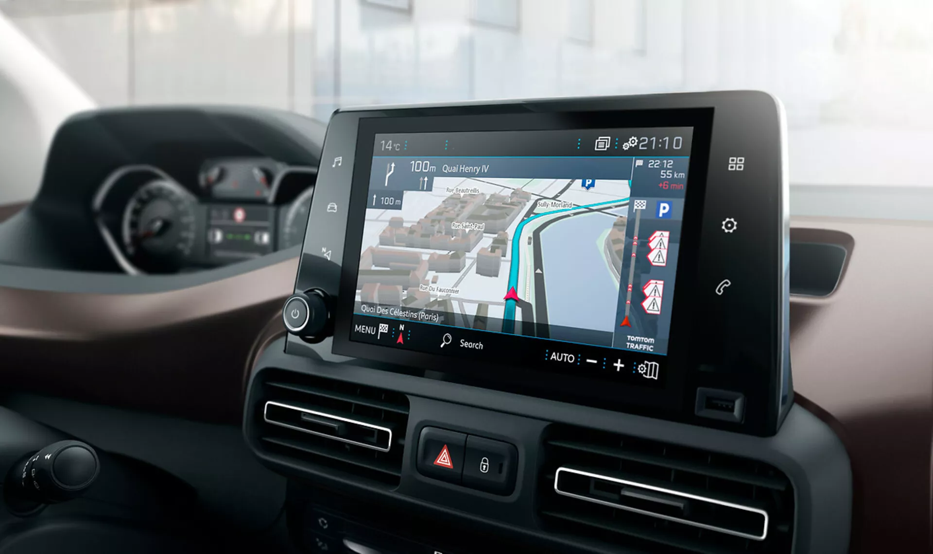 Interior del Peugeot Rifter 2018 que muestra un avanzado sistema de infotenimiento con mapa de navegación GPS en 3D, mostrando tráfico en tiempo real, conectividad Bluetooth y controles de clima, desde una perspectiva del lado del conductor.