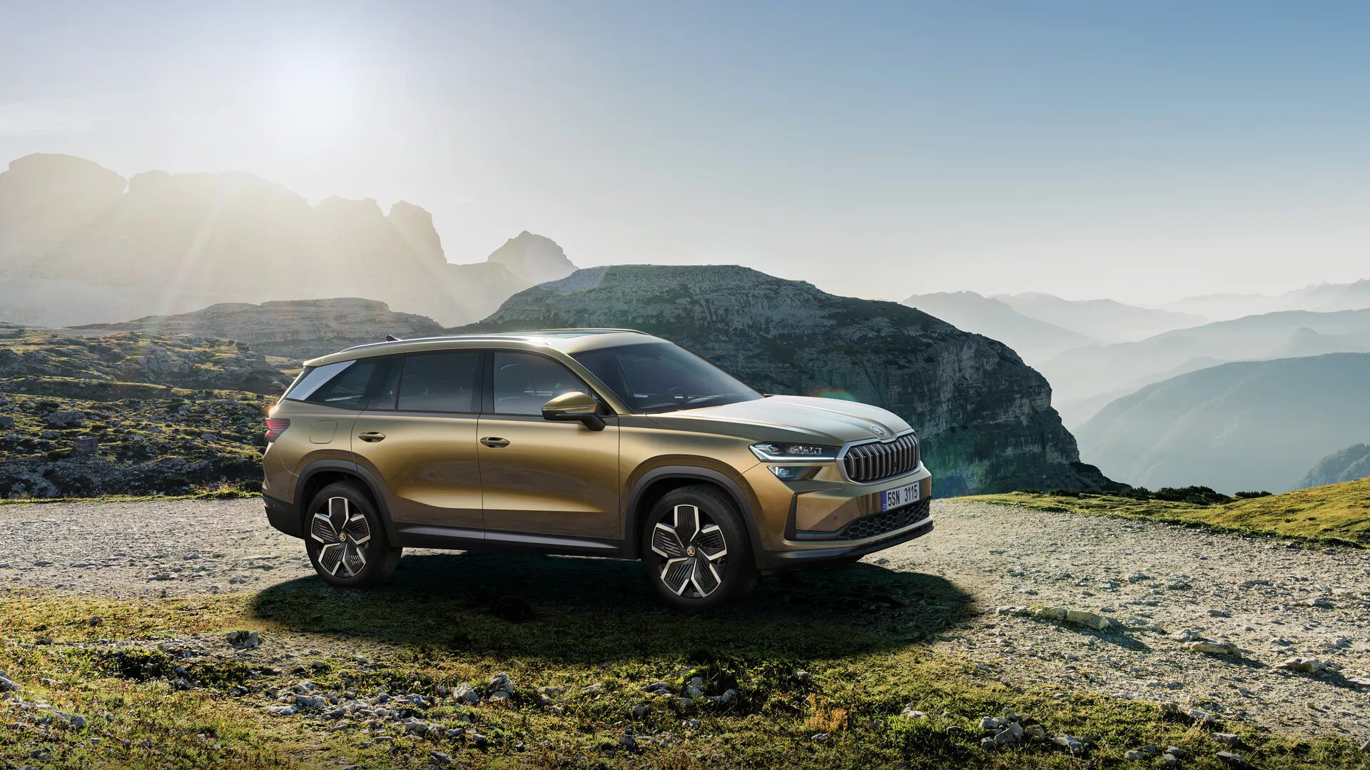 SUV moderno Peugeot Rifter 2018 estacionado en terreno accidentado destacando sus capacidades todoterreno, con parrilla frontal, faros distintivos, ruedas de aleación de múltiples radios y un exterior premium realzado por la luz del sol.