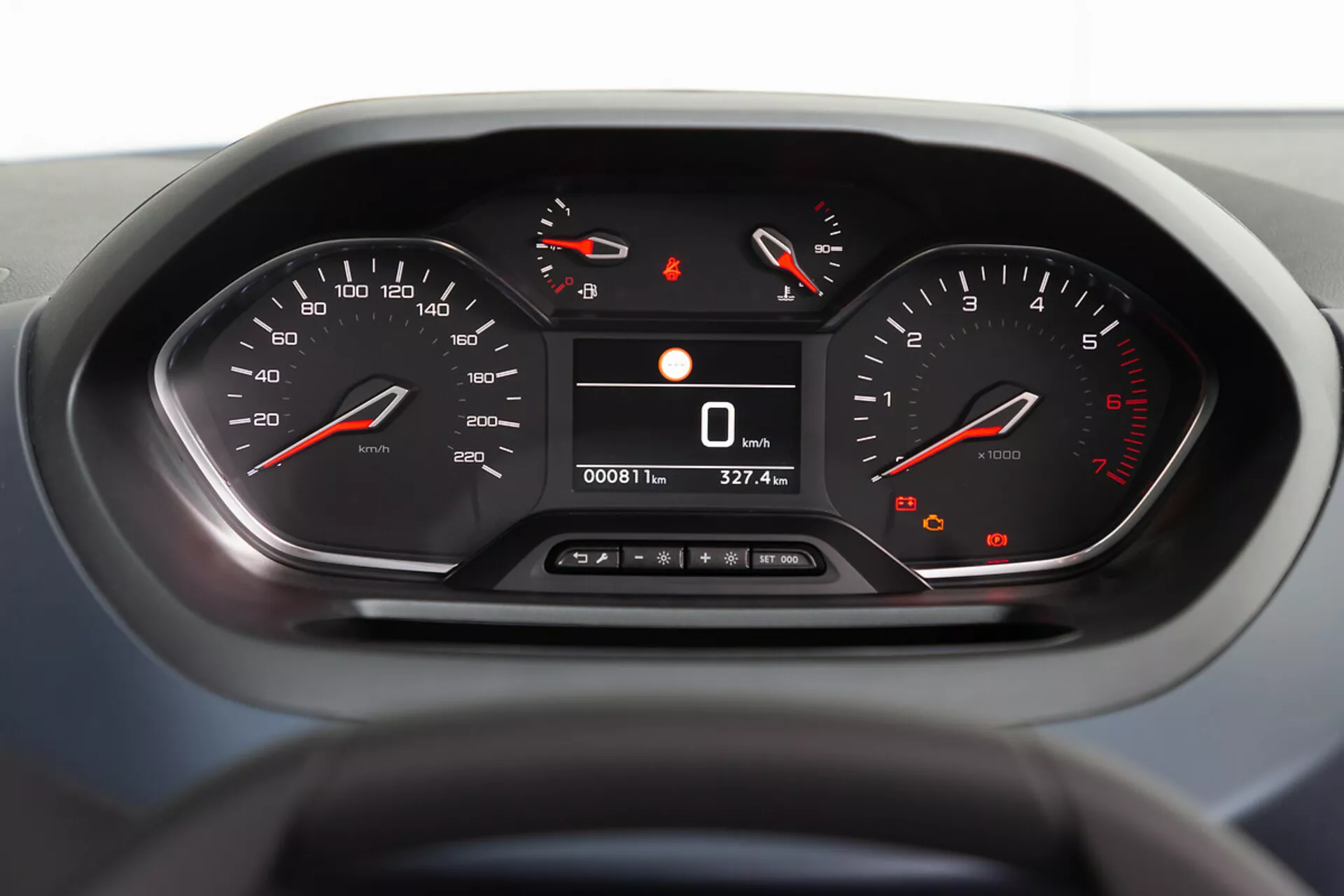 Vista detallada del cuadro de instrumentos del Peugeot Rifter 2018 destacando el velocímetro y tacómetro analógicos, lecturas de velocidad y odómetro digitales, con enfoque en tecnología y diseño internos desde la perspectiva del conductor
