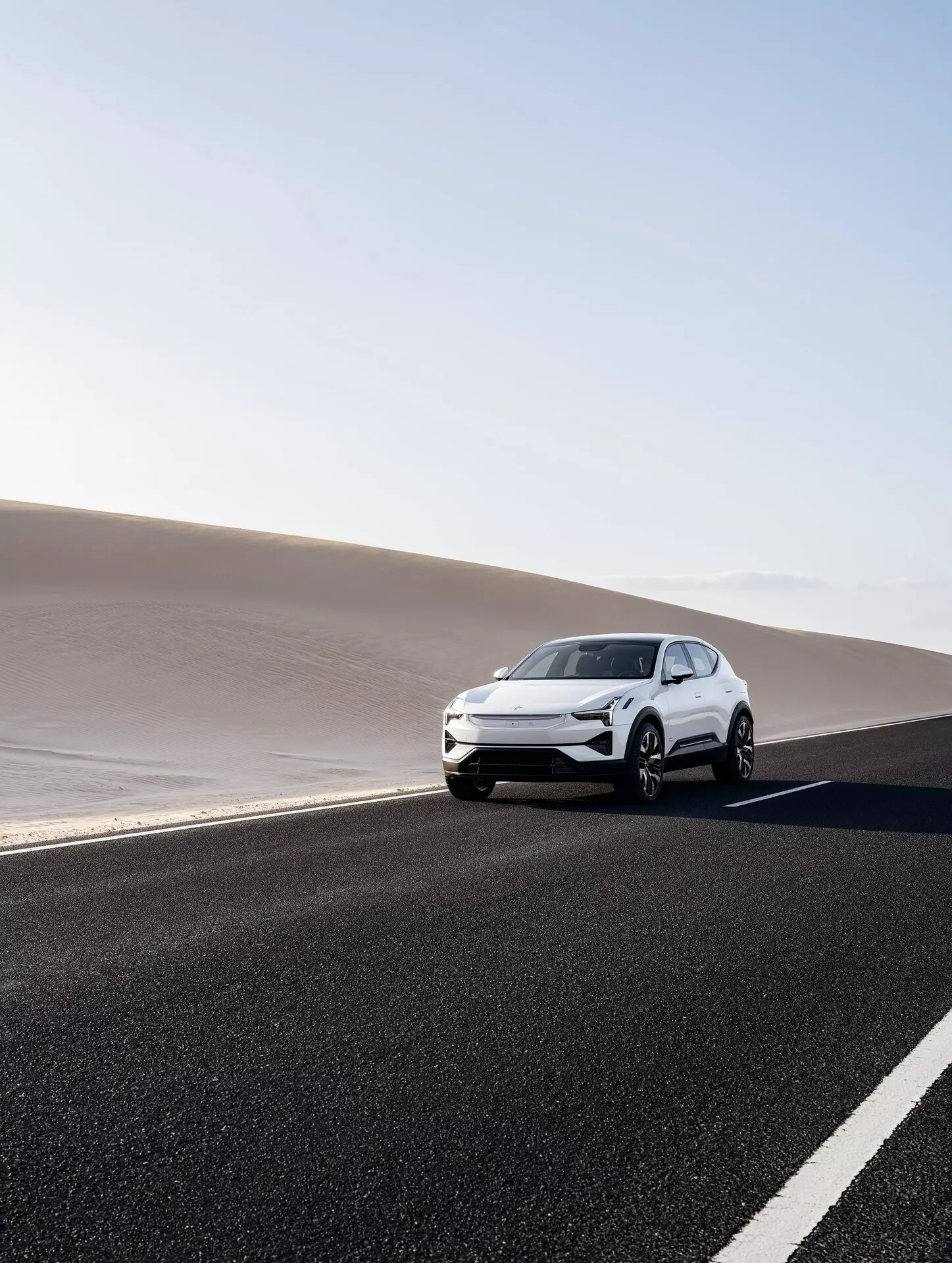SUV eléctrico de lujo Polestar 3 de primera generación 2023 en conducción dinámica en carretera abierta
