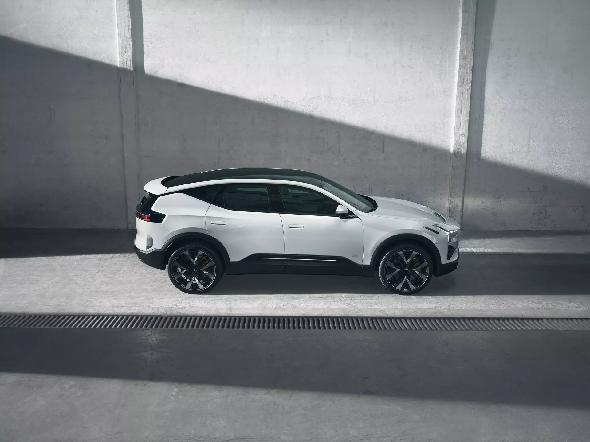 Polestar 3 2023, primera generación, con un diseño escandinavo aerodinámico, SUV eléctrico de lujo en modo de conducción dinámica