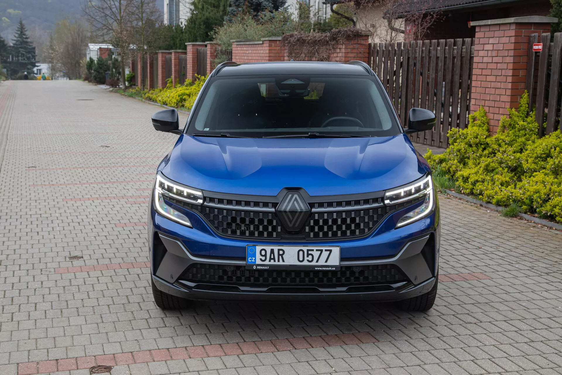 Vista frontal del Renault Austral 2022 centrada en la parrilla, los faros LED y el diseño del capó con acabado azul metálico