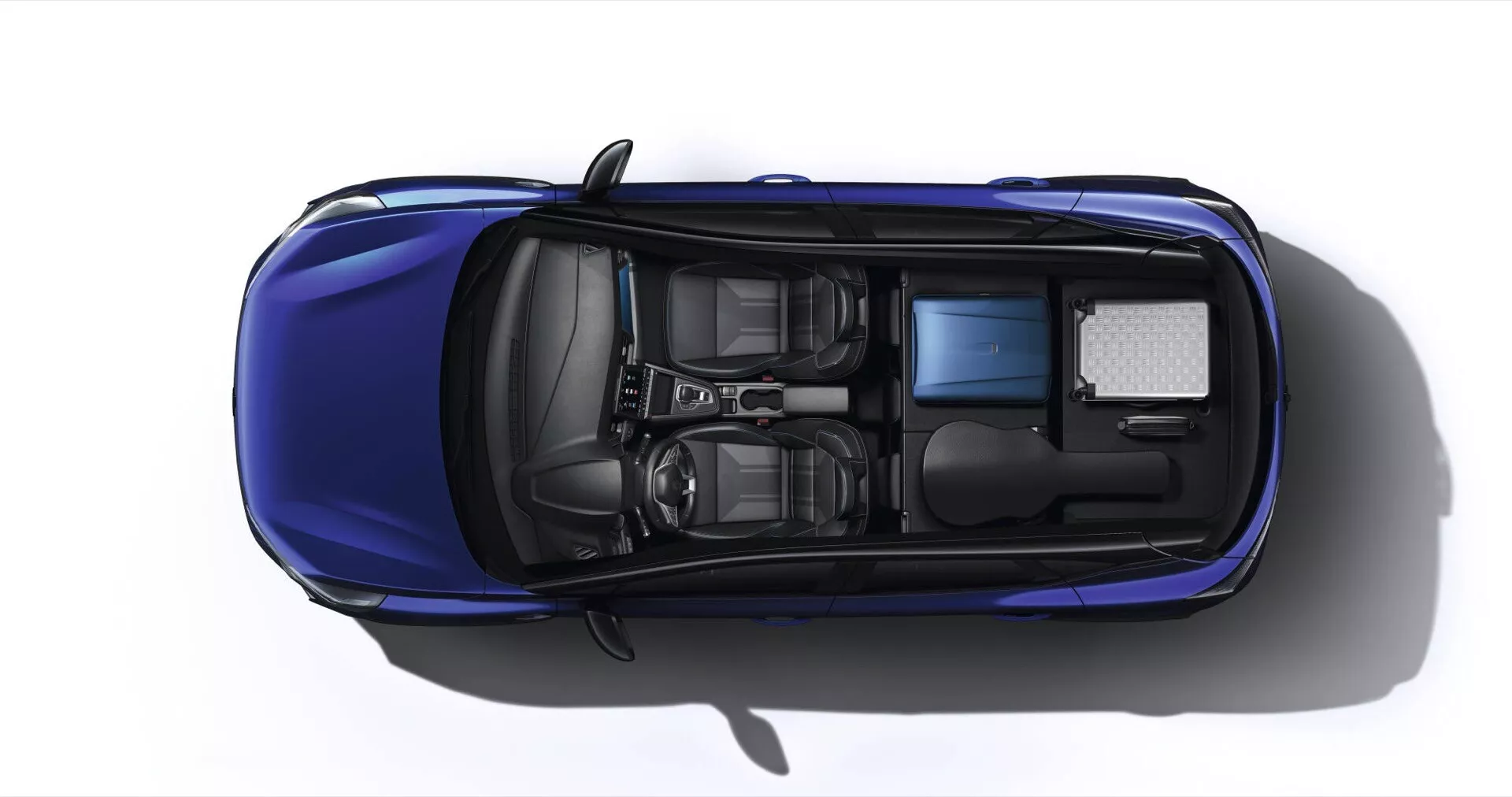 Vista aérea del Renault Captur II facelift 2024 destacando color azul vibrante, techo sólido sin techo solar, ruedas de aleación estándar y configuración de asientos en dos filas