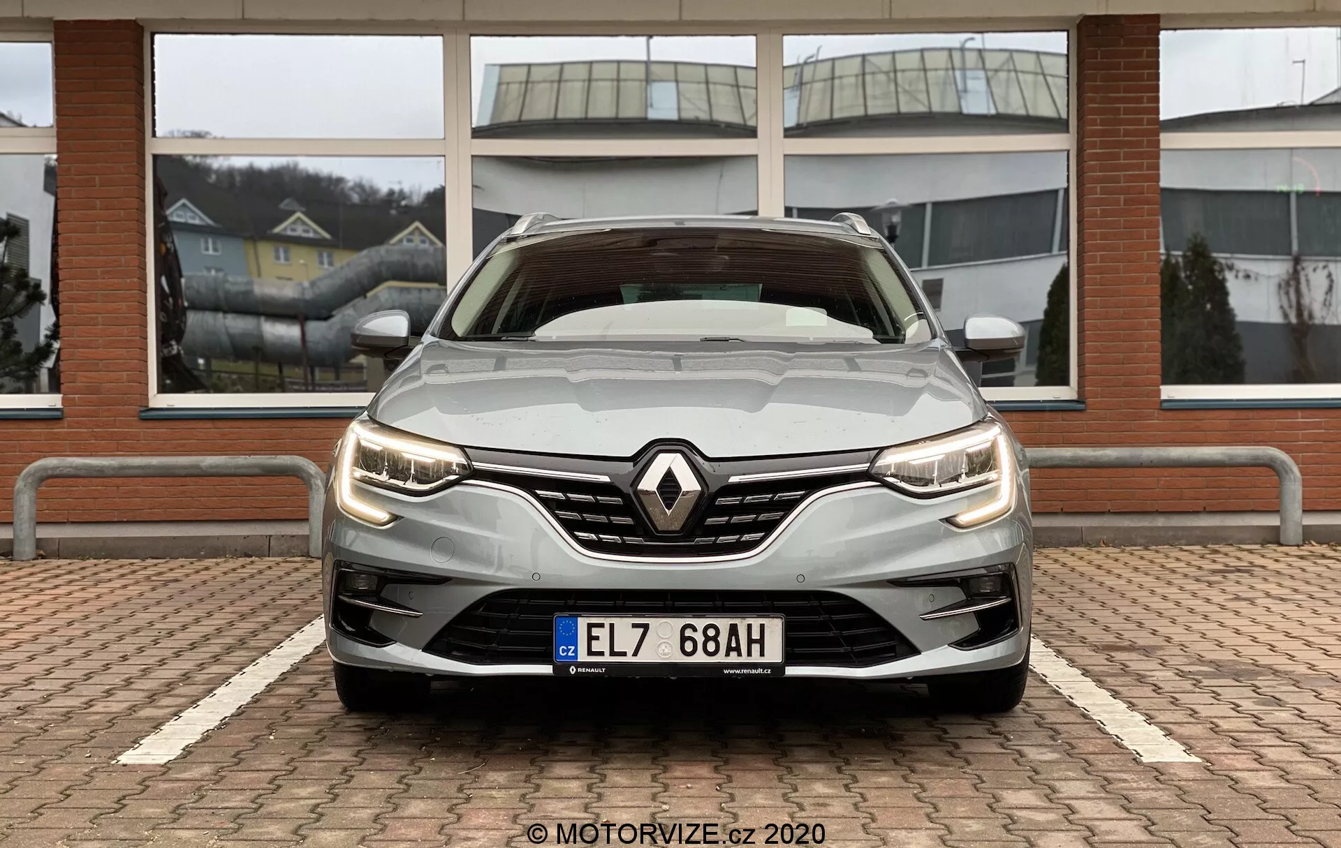 Vehículo eléctrico Renault Megane E-Tech 2022 con diseño moderno y elegante, faros LED dinámicos, curvas aerodinámicas y un interior espacioso y tecnológicamente avanzado.
