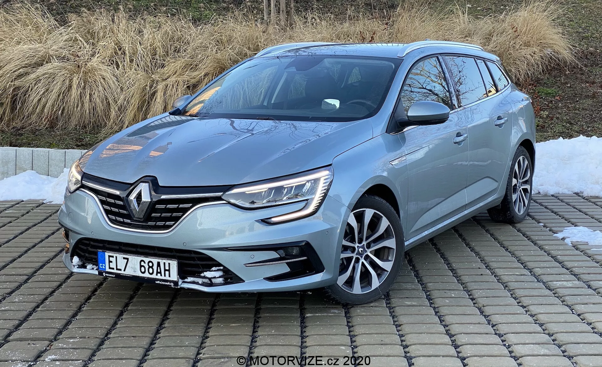 Renault Megane E-Tech 2022, un elegante hatchback eléctrico con tecnología avanzada, diseño aerodinámico, interior espacioso y características de seguridad de última generación