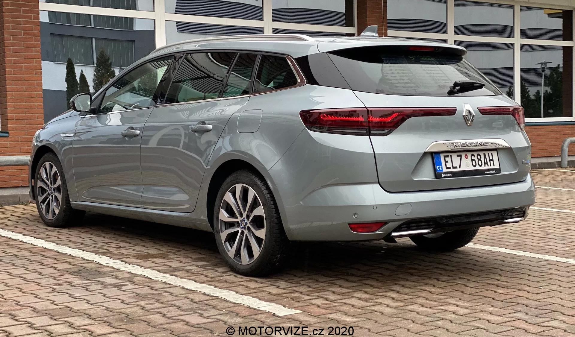 Elegante 2022 Renault Megane E-Tech que muestra tecnología eléctrica avanzada, diseño elegante y características de última generación