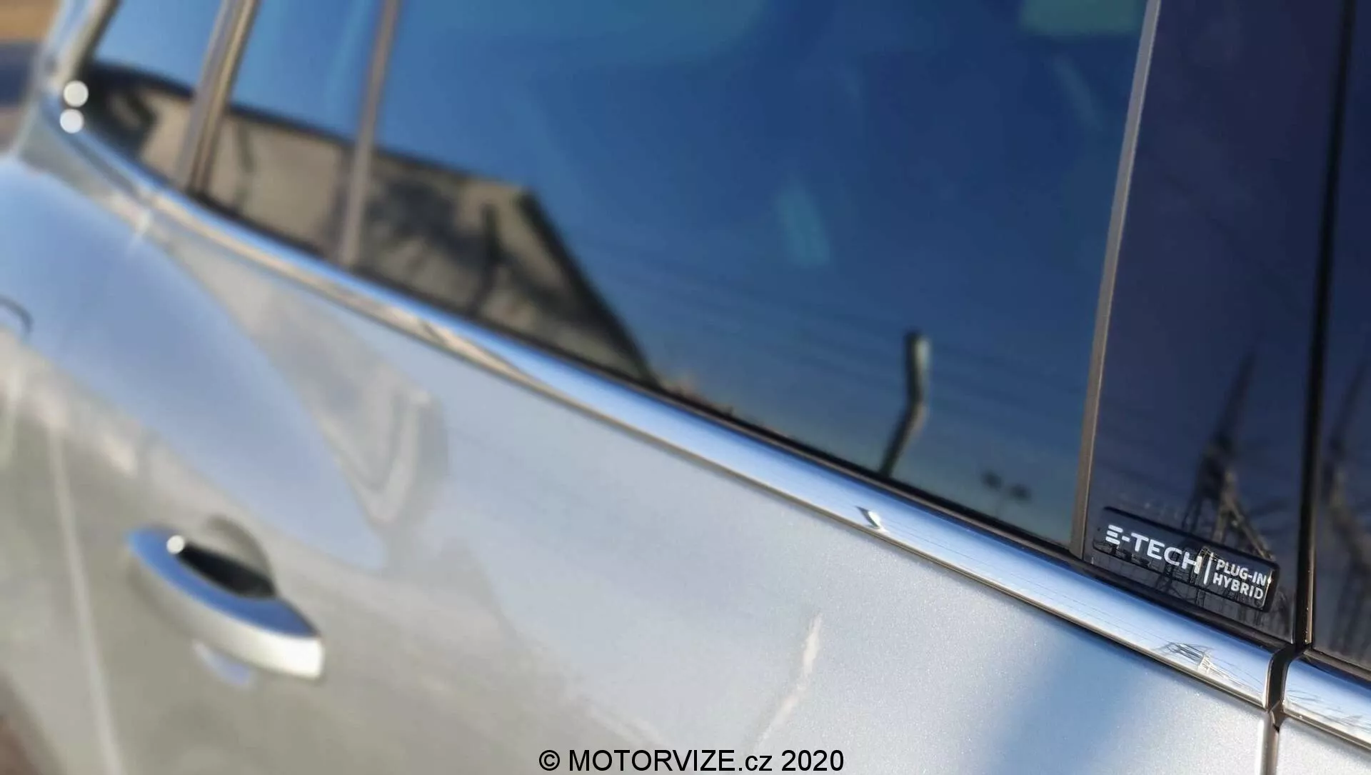 Renault Megane E-Tech 2022 con diseño aerodinámico y elegante, modernos faros LED, tecnología avanzada de vehículos eléctricos, interior espacioso y de alta tecnología con cabina digital, y características de seguridad de vanguardia.