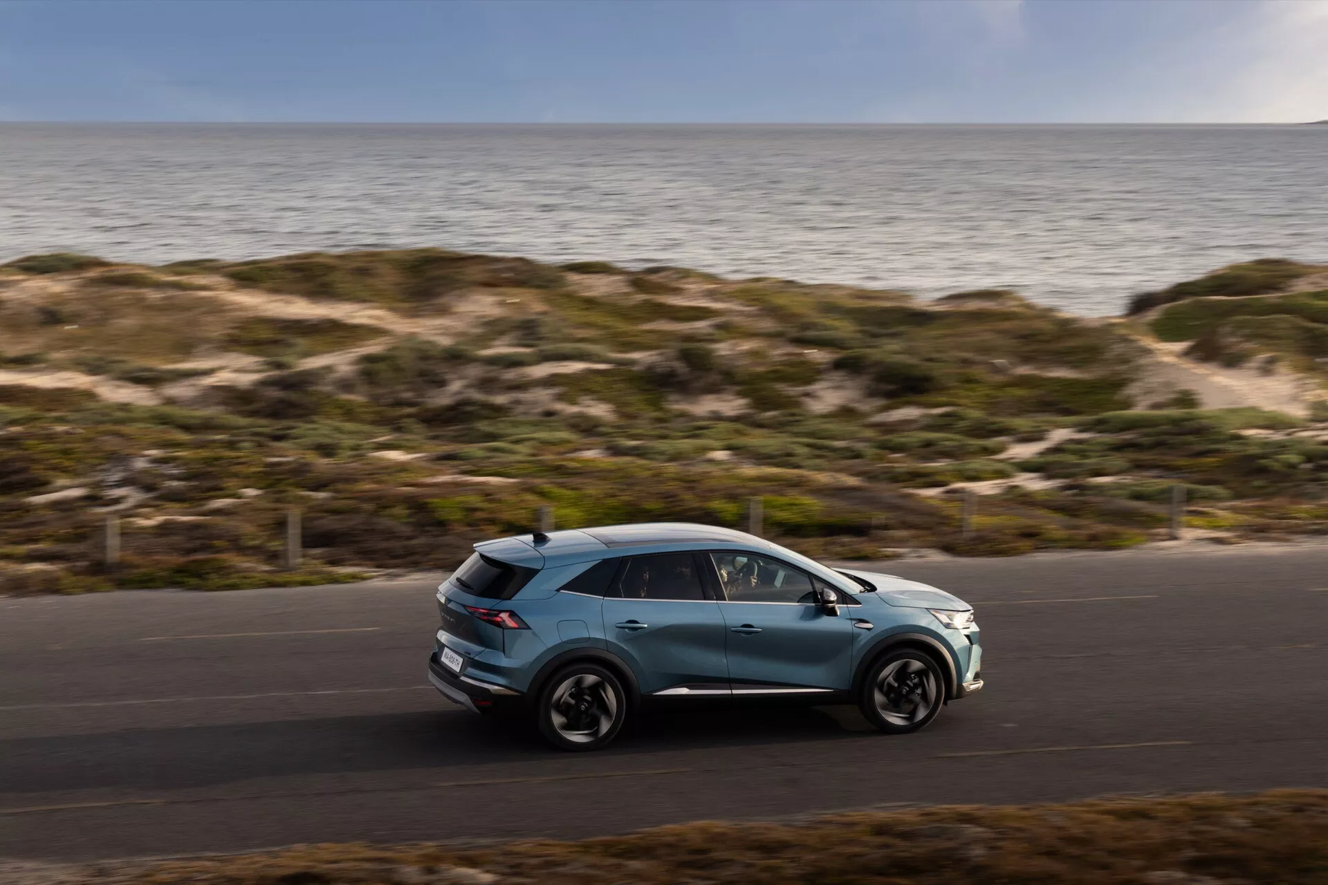 Renault Symbioz 2024 primera generación de coche eléctrico conceptual con un diseño futurista elegante y capacidades avanzadas de conducción autónoma