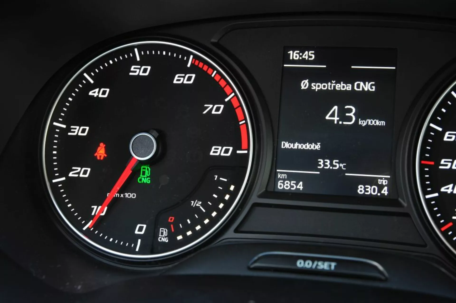 Vista detallada del cuadro de instrumentos del Seat Leon SC 2016 mostrando velocímetro analógico, tacómetro y pantalla multifunción con consumo de GNC, hora, temperatura y lecturas del odómetro de viaje