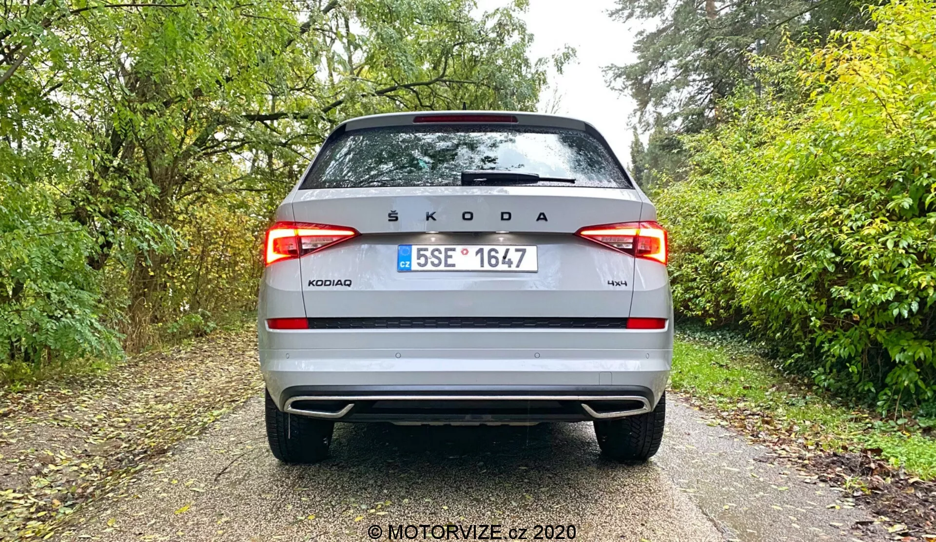 Vista de ángulo trasero de un Škoda Kodiaq plateado de 2017. Presenta prominentemente el logo trasero de Škoda en el centro, el nombre del modelo 'KODIAQ' y la indicación del acabado '4x4', con matrícula checa entre luces traseras LED modernas, parachoques de dos tonos, reflectores y posiblemente sensores de aparcamiento.