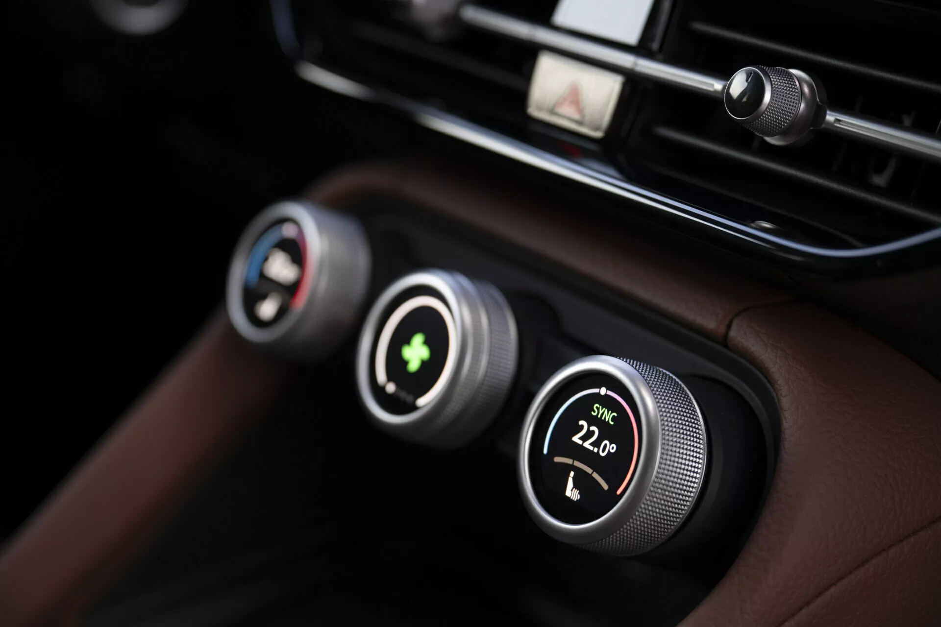 Vista de cerca del sistema de control climático del Skoda Kodiaq 2024 con controles de temperatura de doble zona con perillas metálicas y pantallas digitales, ubicado contra un tablero de cuero negro de primera calidad
