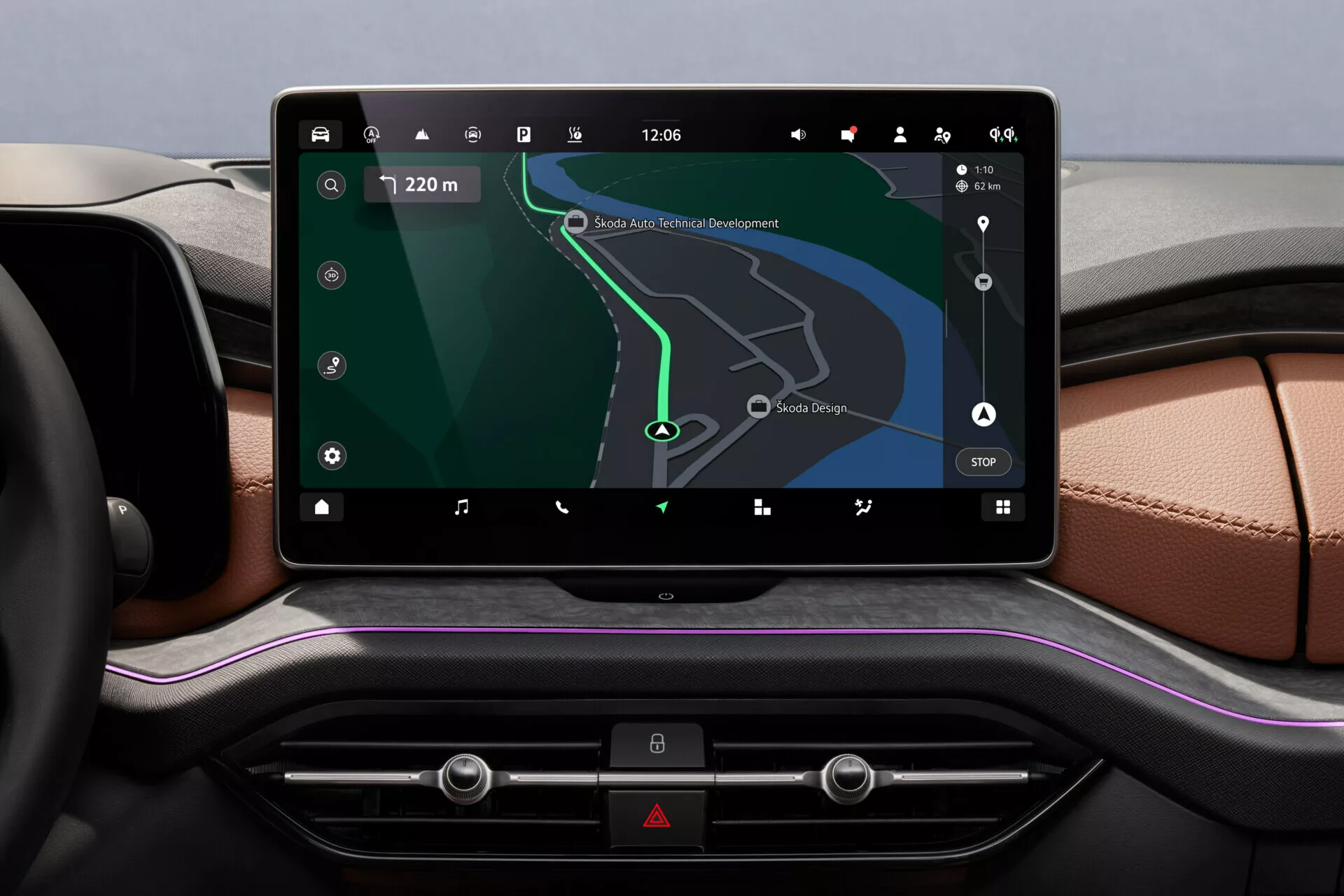 Interior del Skoda Kodiaq 2024 con una gran pantalla táctil de infoentretenimiento con navegación GPS en el tablero, integrando configuraciones avanzadas del vehículo y controles de clima, rodeado de materiales de lujo y detalles de diseño.