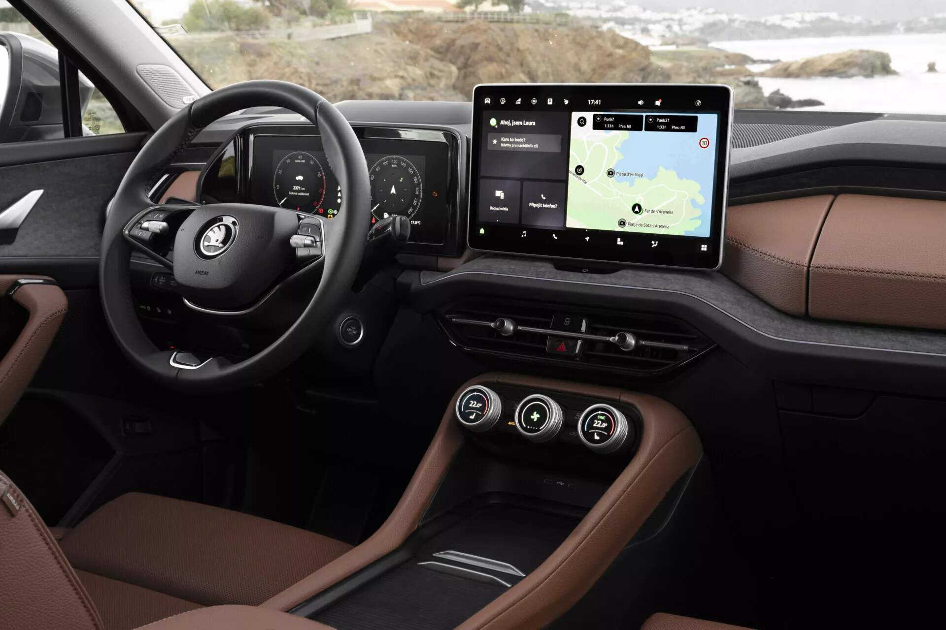 Detalle del interior del Skoda Kodiaq 2024 mostrando el tablero y las características tecnológicas desde la perspectiva del conductor, incluyendo un cluster de instrumentos digital, sistema de infotenimiento táctil con navegación, tapicería de lujo en dos tonos, iluminación ambiental y opciones de conectividad modernas