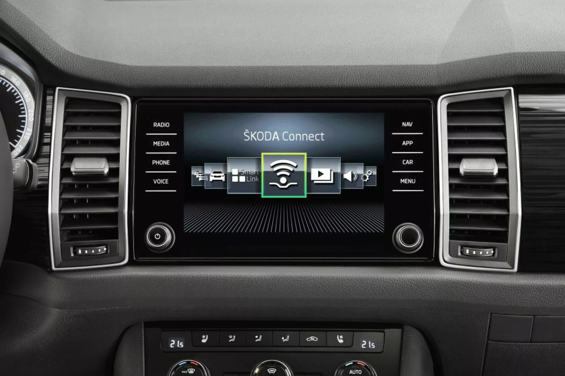 Sección central del tablero de Skoda Kodiaq 2017 con sistema de infoentretenimiento táctil mostrando ŠKODA Connect y panel de control de clima de doble zona