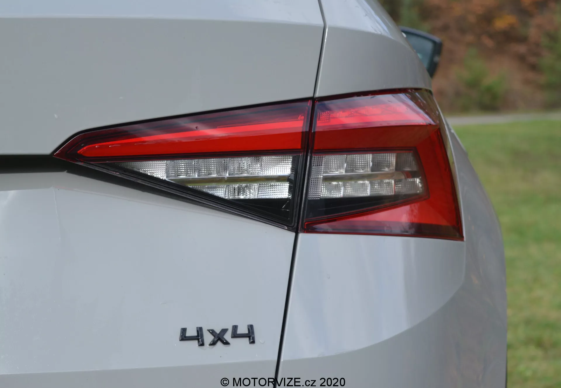 Vista ampliada de la luz trasera izquierda del Škoda Kodiaq 2017, mostrando el diseño angular de LED, la pintura brillante de color claro y el emblema 4X4, destacando los detalles del vehículo moderno y la característica de tracción en las cuatro ruedas.