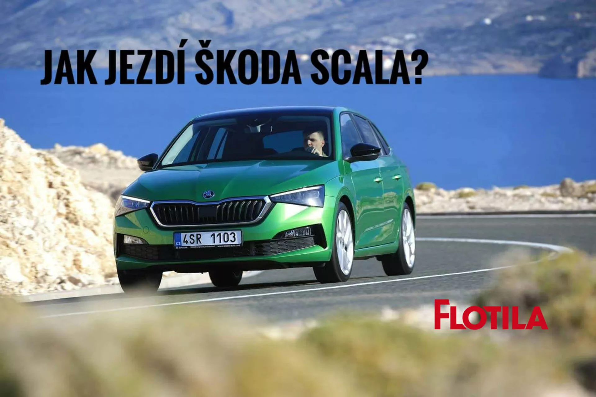 Škoda Scala 2019 en verde metálico mostrando características de diseño y tecnología, en movimiento en una carretera serpenteante que sugiere una conducción montañosa o costera, con enfoque en la parrilla, faros LED y diseño aerodinámico de las ruedas