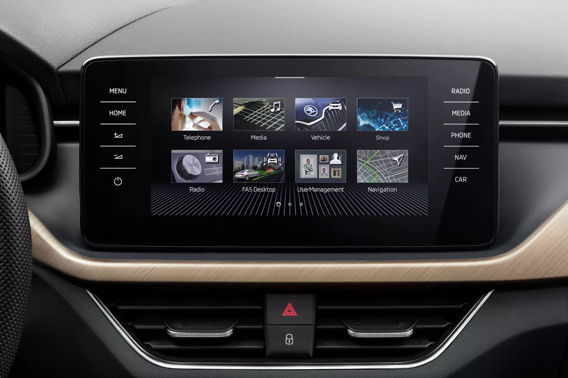 Vista detallada del sistema de infoentretenimiento de Skoda Scala 2019 con interfaz táctil colorida mostrando iconos para navegación, medios y ajustes del vehículo, rodeado por controles físicos y adorno decorativo