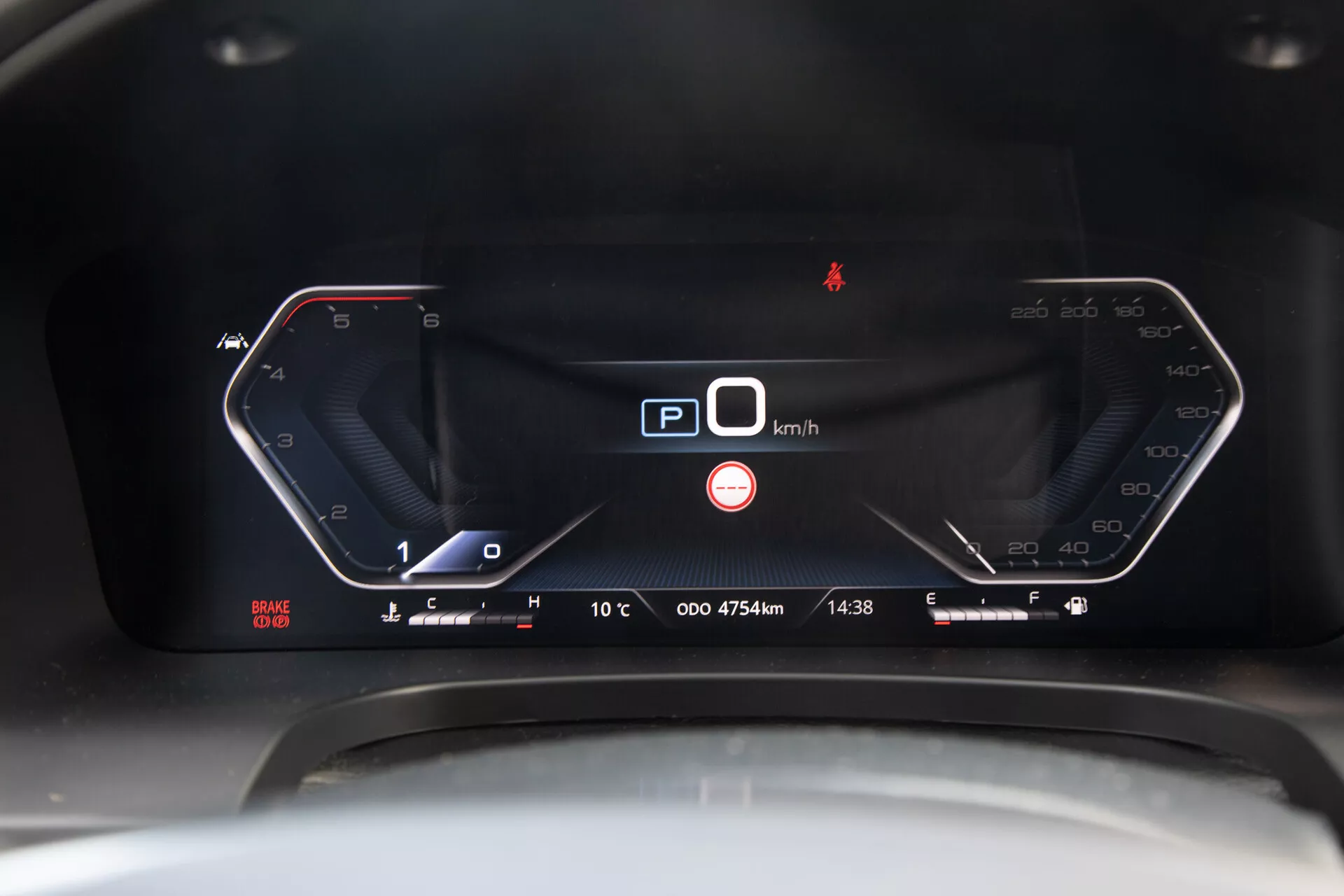 Primer plano del tablero digital del SsangYong Musso Grande pickup 2022 mostrando velocímetro a 0 km/h, indicador de marcha en parque y características tecnológicas avanzadas