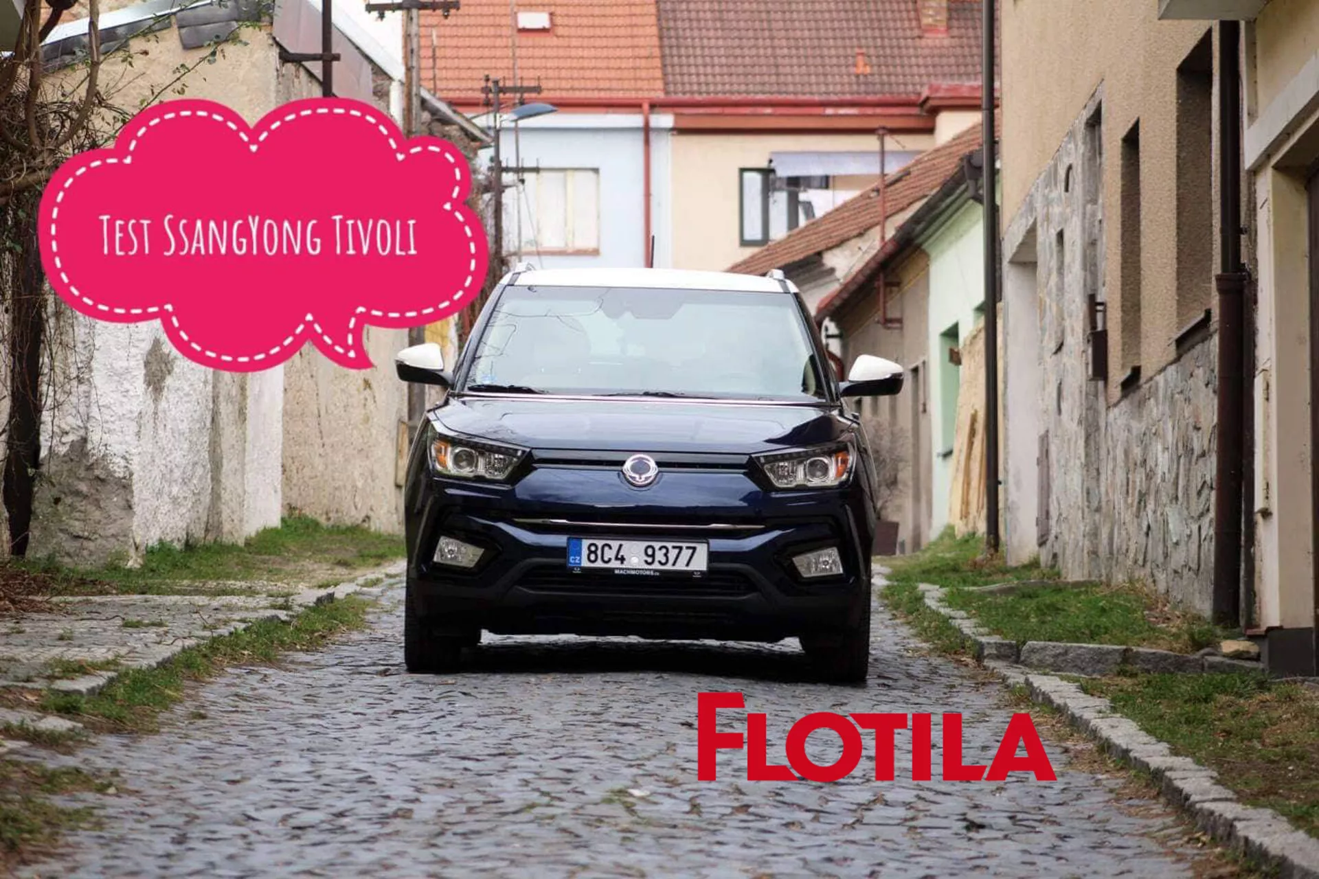 Vista frontal de un modelo SsangYong Tivoli 2019 situado en una estrecha calle europea empedrada que muestra la moderna parrilla del vehículo, faros LED y diseño contemporáneo de SUV compacto, con un gráfico de burbuja de pensamiento que oculta parcialmente la parte central superior de la imagen.