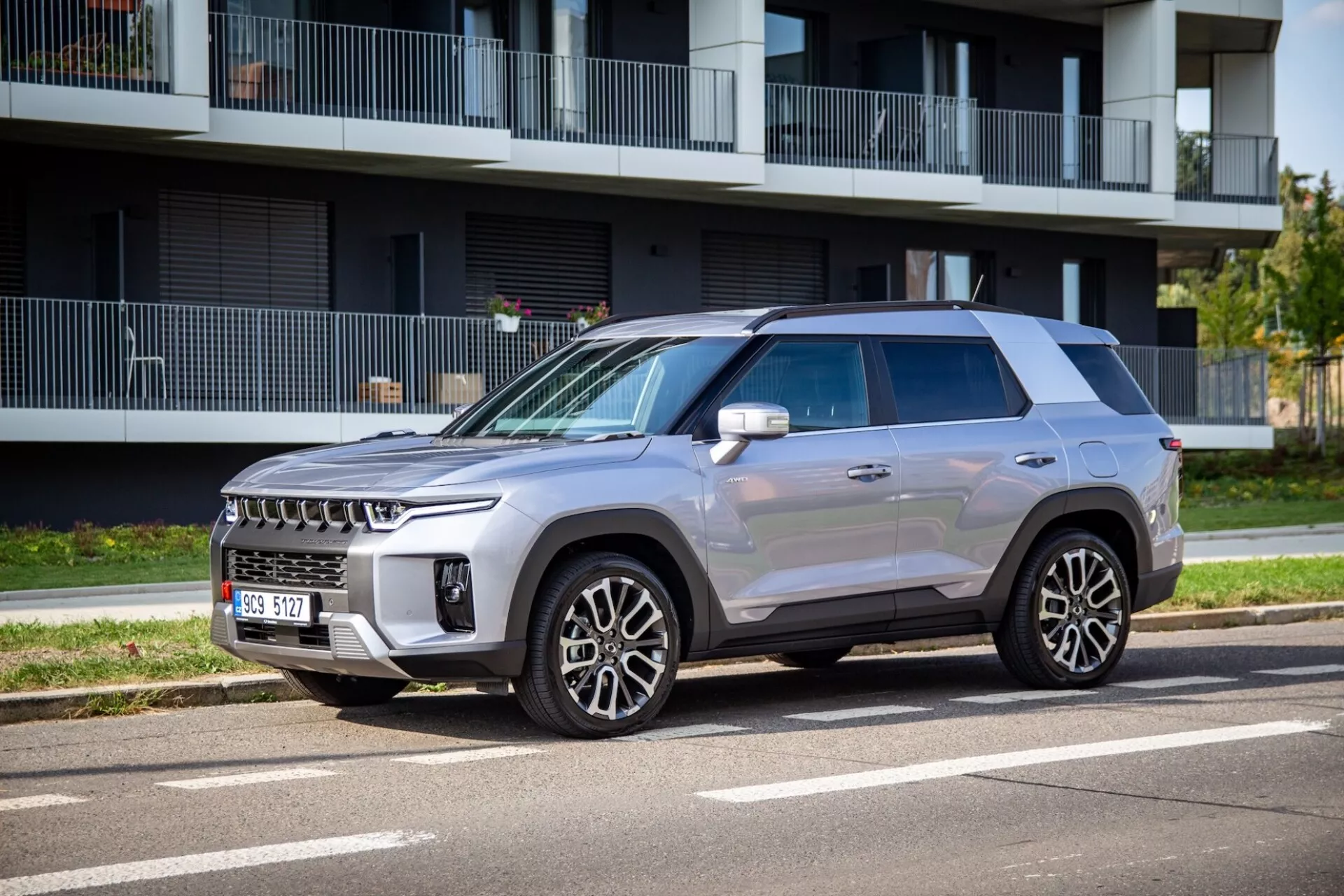 SsangYong Torres 2023 en movimiento en una autopista, mostrando su diseño elegante y características aerodinámicas avanzadas