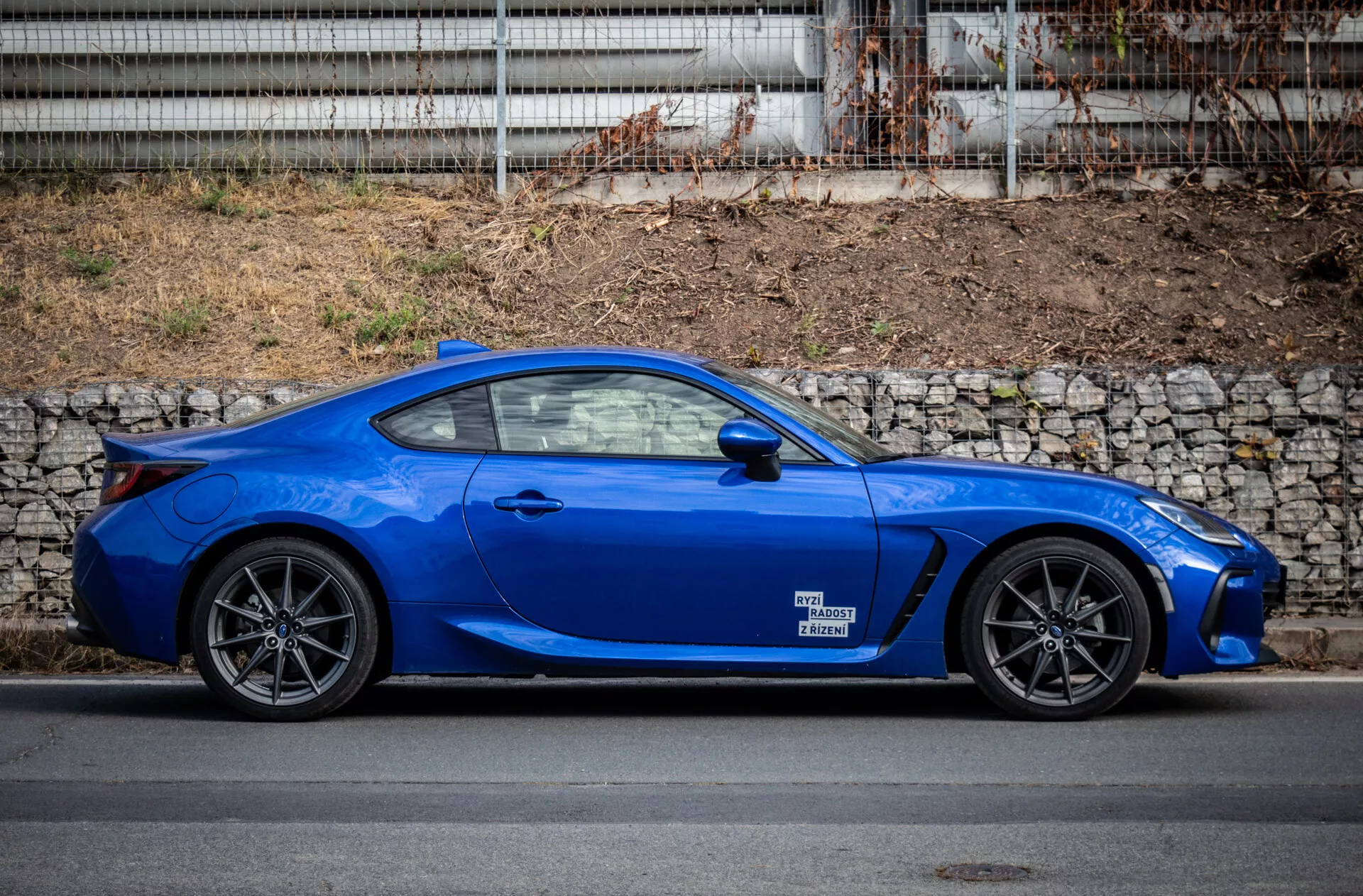 Subaru BRZ 2023 aparcado en un entorno urbano, mostrando su diseño elegante y su vibrante color azul