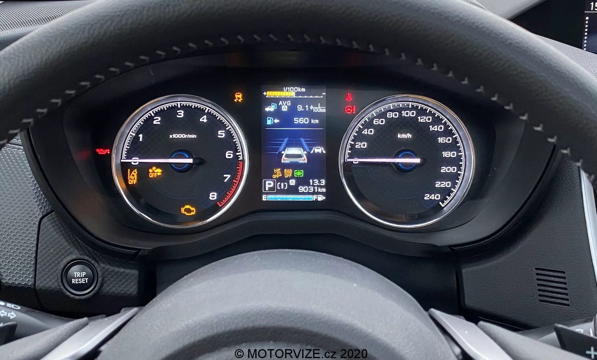 Vista interior en primer plano del cuadro de instrumentos del Subaru Forester 2020 desde la perspectiva del conductor, mostrando un tacómetro analógico con la aguja en reposo encima de 0 RPM, pantalla digital con mapa de navegación, medidor de combustible lleno y funciones de asistencia al conductor, junto con un velocímetro analógico calibrado hasta 260 km/h, indicando que el vehículo está inactivo. Diseño moderno con pantallas digitales integradas.