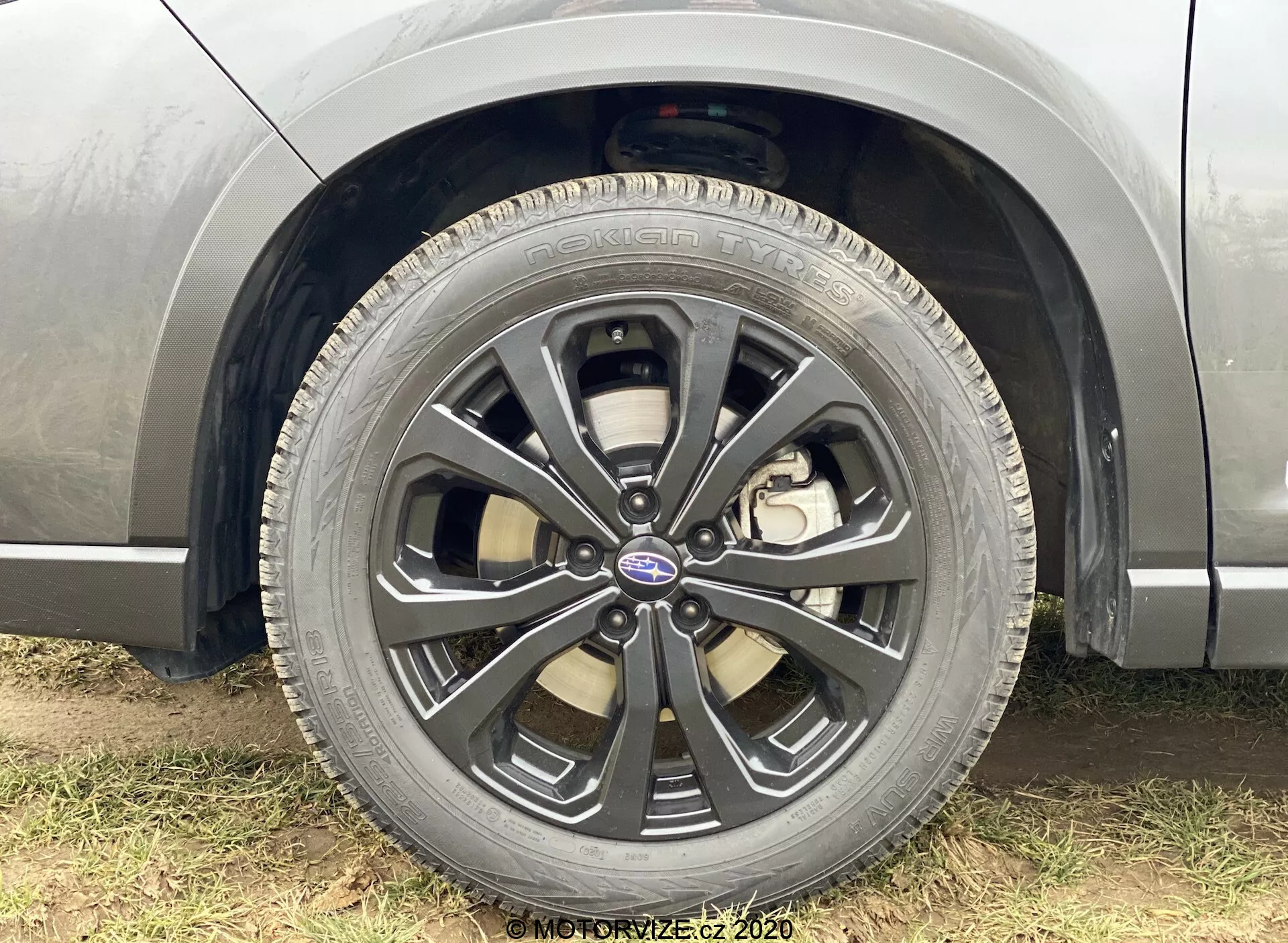 Vista de primer plano de la rueda delantera del pasajero del Subaru Forester 2020, que muestra una llanta de múltiples radios con un acabado de dos tonos, neumático Goodyear Eagle visible, tapa central con el logotipo de Subaru, pinza de freno que sugiere un sistema de frenos de disco y componentes de suspensión visibles, destacando el diseño detallado de la rueda y las características de rendimiento del vehículo.