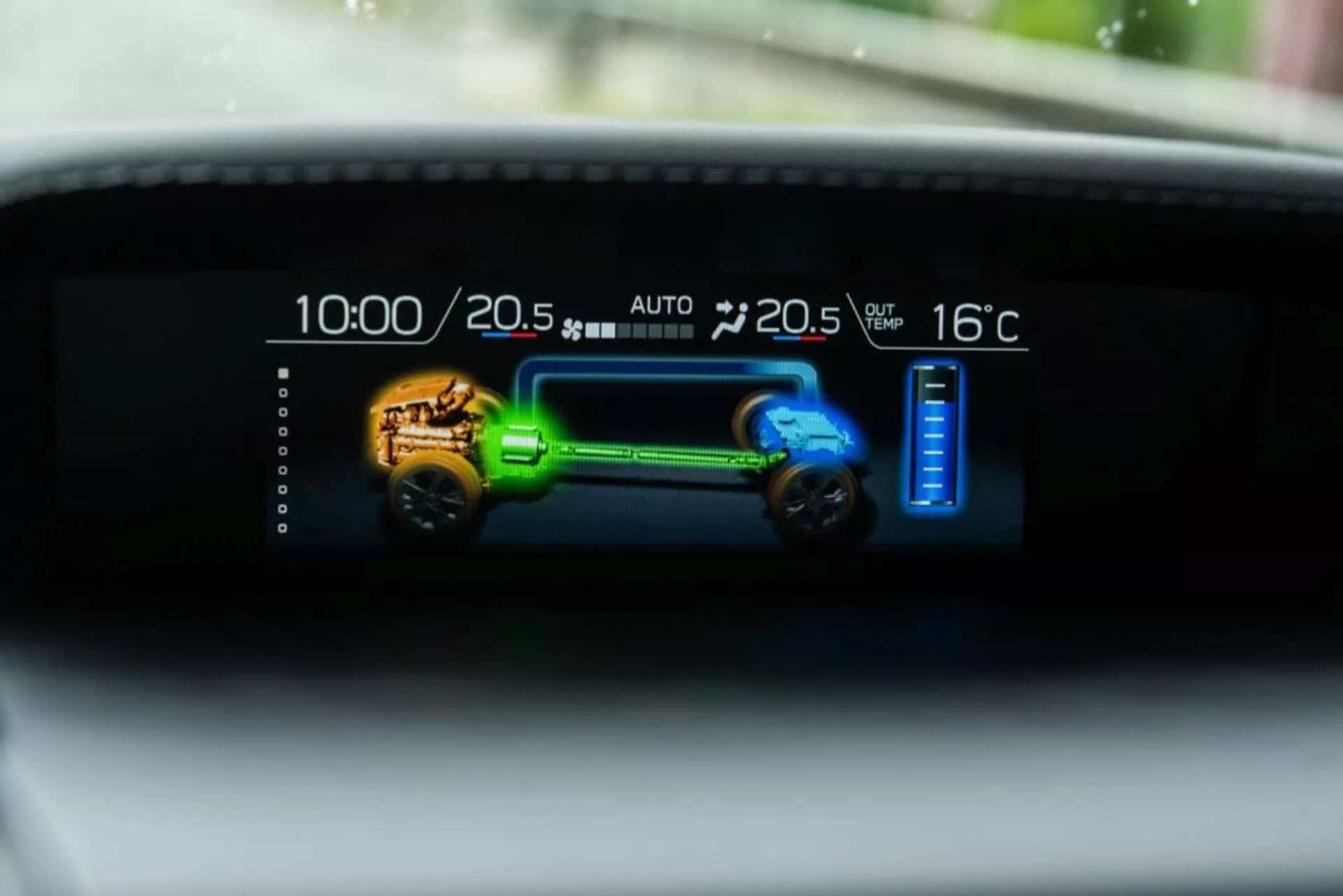 Pantalla digital del tablero de Subaru Impreza 2018 mostrando el estado del tren motriz del vehículo con componentes codificados por colores, configuraciones de control de clima de dos zonas y temperatura externa
