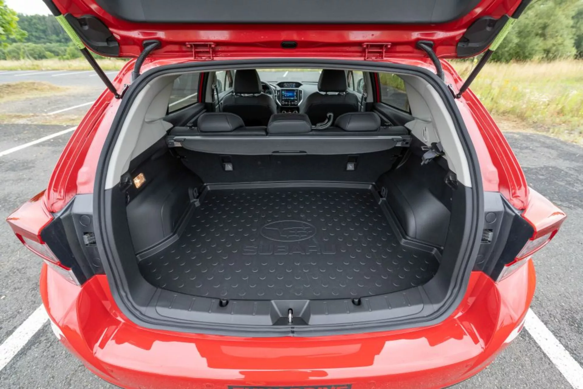 Subaru Impreza 2018 estacionado al aire libre que muestra su elegante exterior plateado, diseño moderno y características de seguridad avanzadas