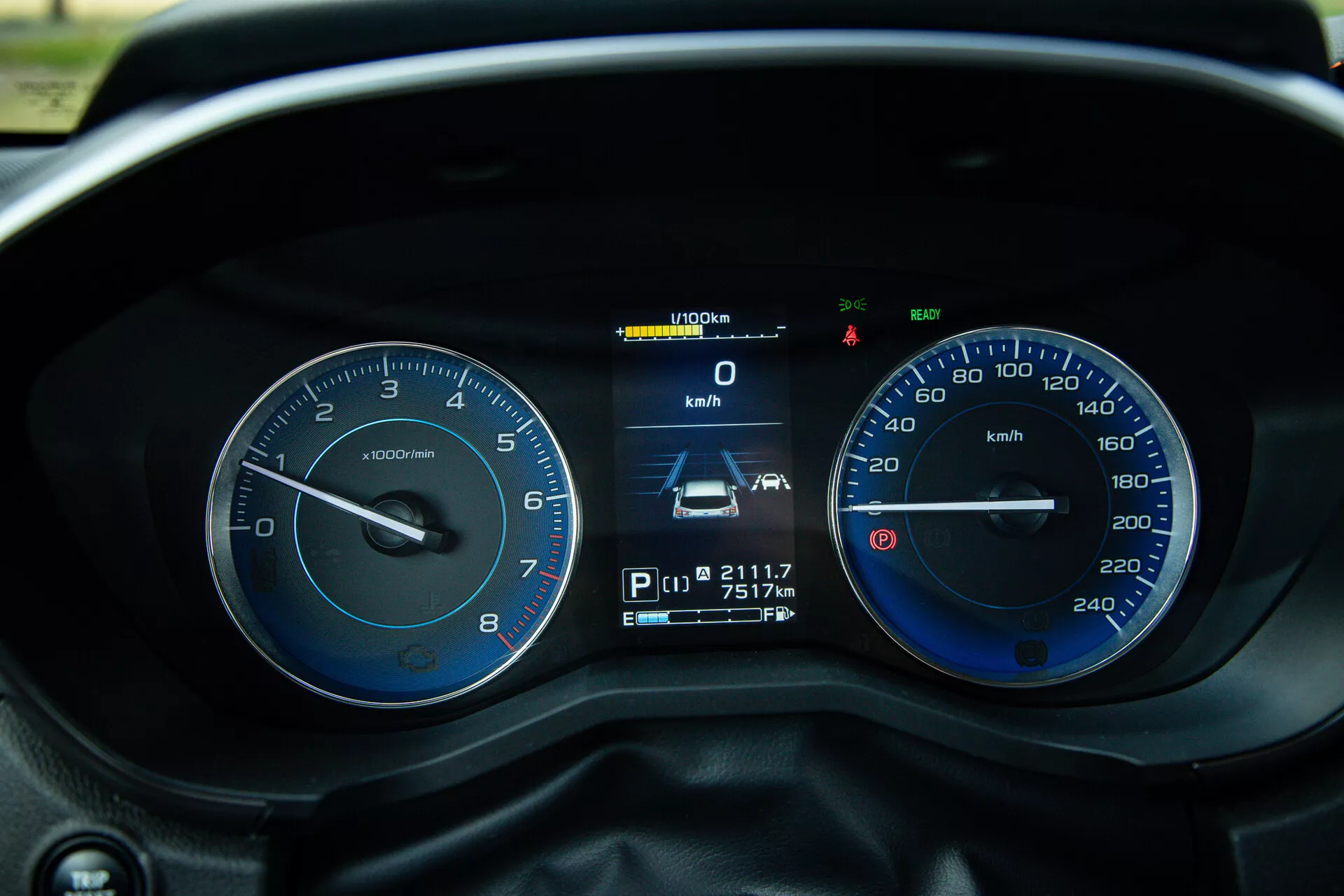 Vista detallada desde la perspectiva del conductor del cuadro de instrumentos del Subaru XV 2021 con tacómetro, velocímetro y pantalla digital mostrando velocidad, posición de la marcha, contador de kilómetros y medidor de viaje, junto con varios indicadores y luces de advertencia